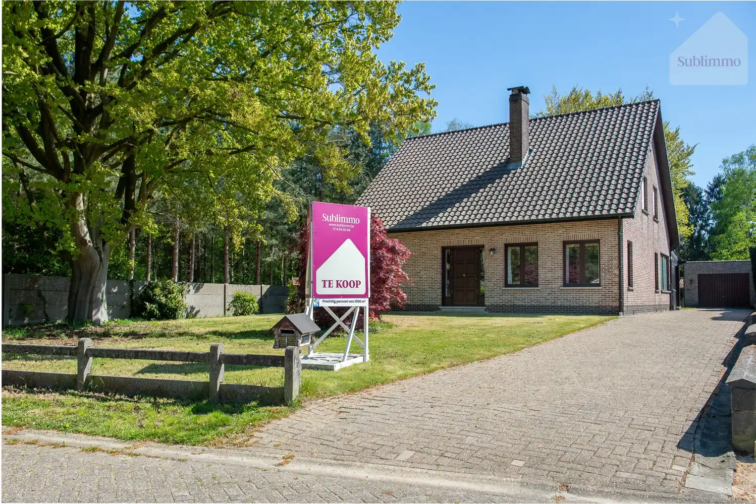 Karaktervolle gezinswoning met indrukwekkende veranda | Bosrand | 5 slpk | Renovatiepotentieel foto {{pictureIndex}}