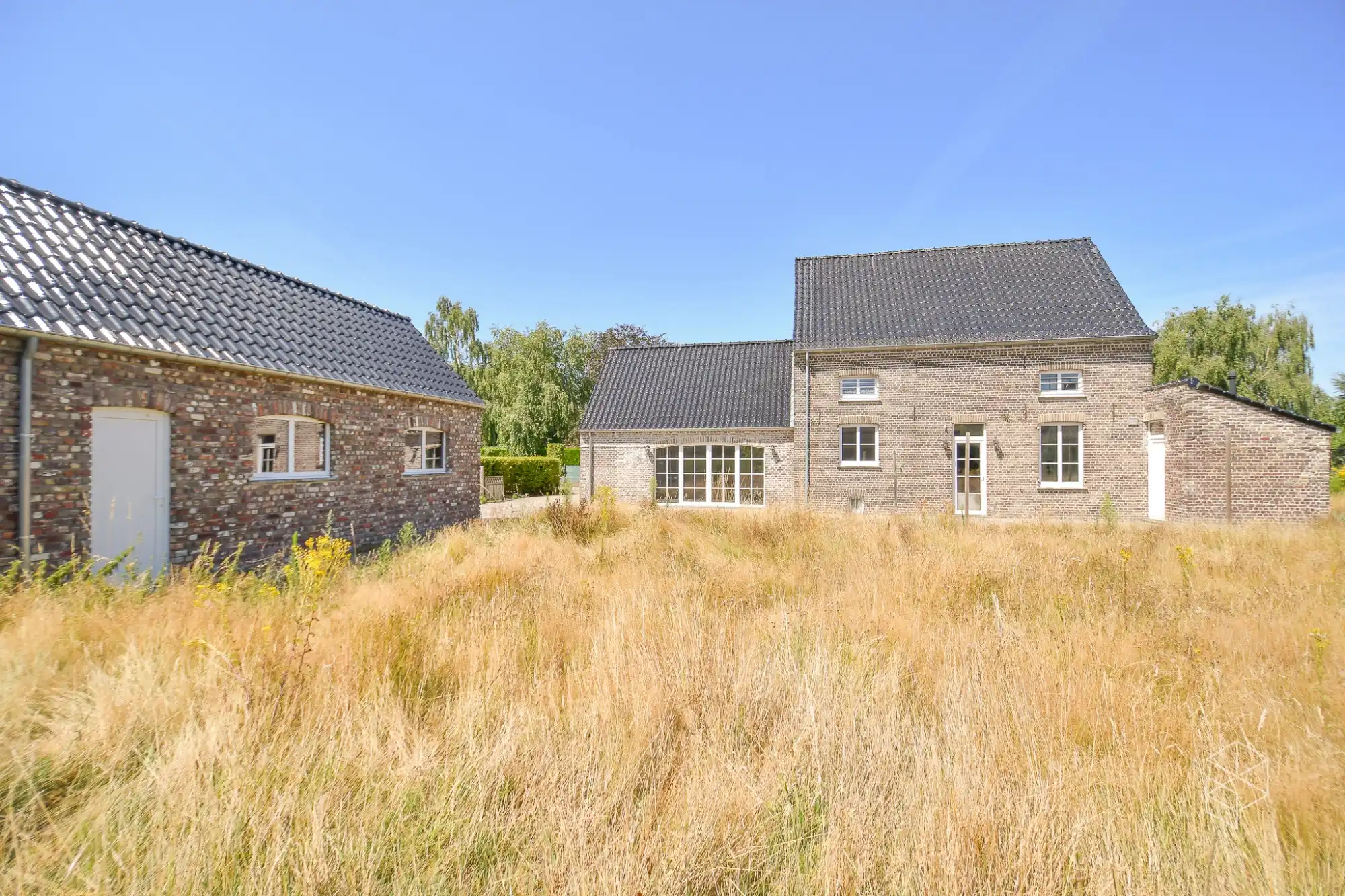 Ruime charmante woning met 4 GROTE slaapkamers, garage en een grote zuidwest gerichte tuin foto 2