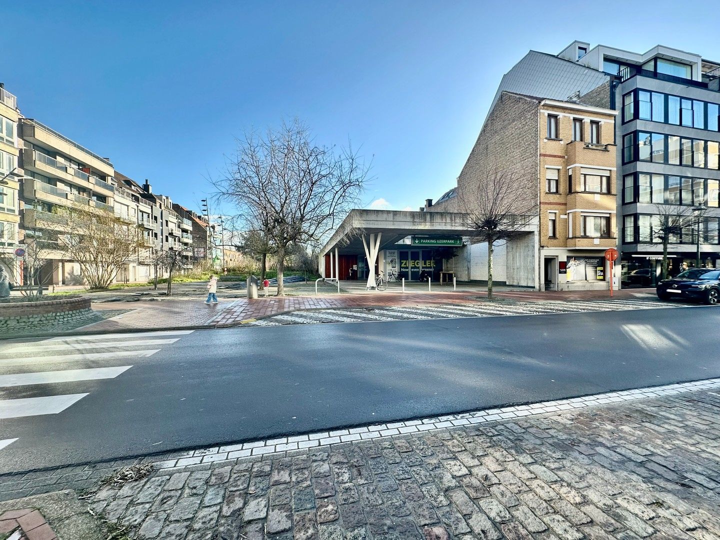 Gesloten garagebox te huur gelegen in de Dumortierlaan in parking IJzerpark. foto {{pictureIndex}}