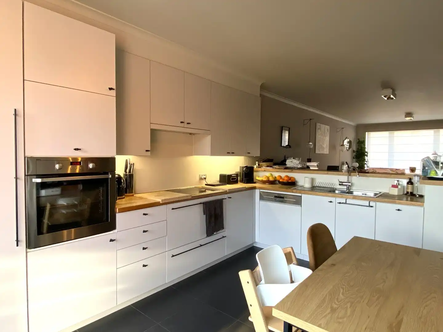 GEZELLIGE INSTAPKLARE RIJWONING MET 3 SLAAPKAMERS | TERRAS EN AUTOSTAANPLAATS foto 4