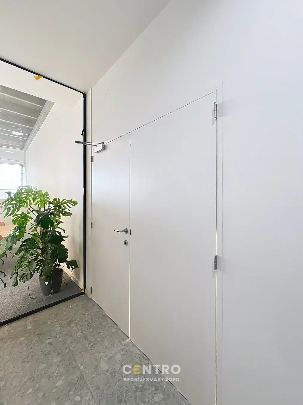Energiezuinige, vernieuwde SERVICED kantoorruimte met mogelijkheid om een MAGAZIJN (215m²) bij te huren op Ieper Business Park! foto 14