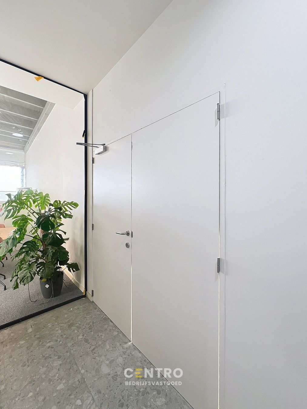 Energiezuinige, vernieuwde SERVICED kantoorruimte met mogelijkheid om een MAGAZIJN (215m²) bij te huren op Ieper Business Park! foto 14