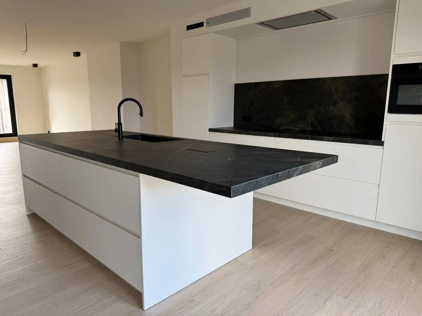 Exclusief penthouse met terrassen, carport en garage foto 11