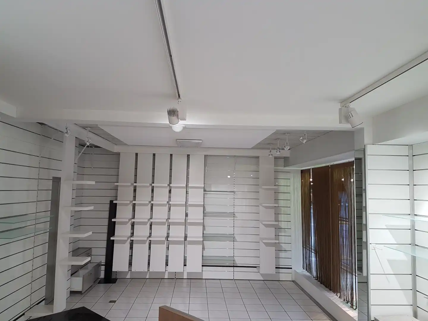 Handelspand  in winkelstraat van Lanaken foto 11