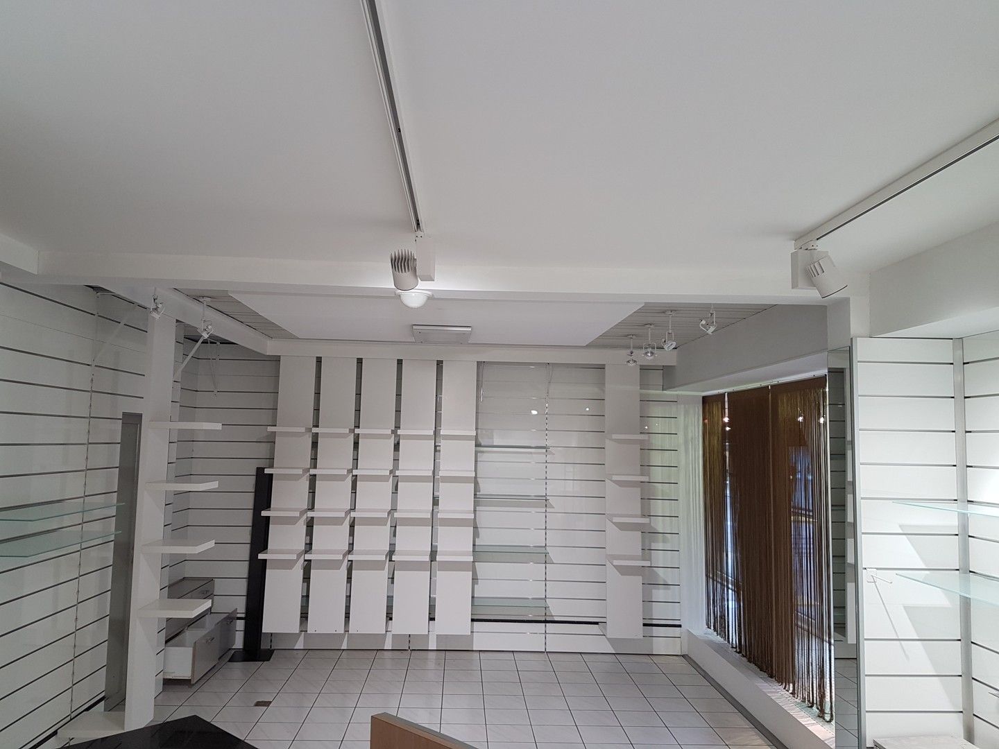 Handelspand  in winkelstraat van Lanaken foto 11