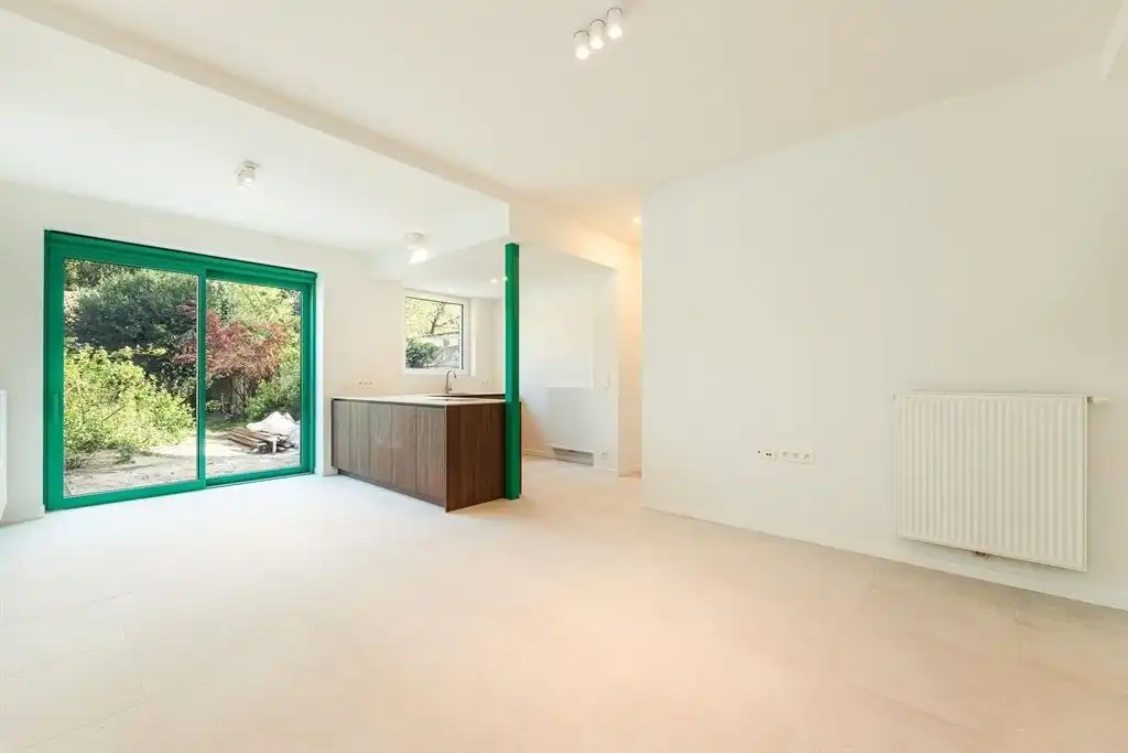 Gerenoveerd gelijkvloers appartement met zonnige tuin foto {{pictureIndex}}