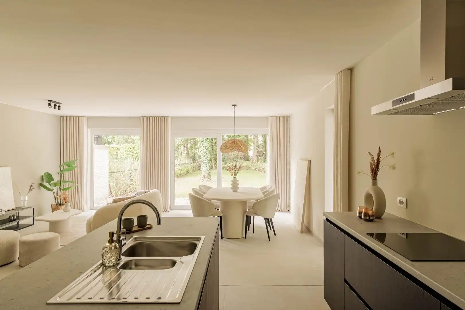 Volledig afgewerkte halfopen nieuwbouwwoning met grote tuin foto {{pictureIndex}}