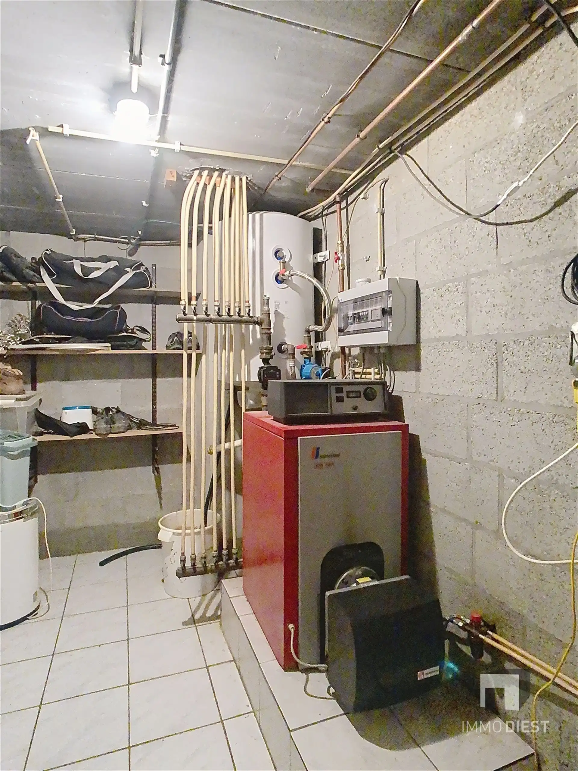 Energiezuinige en prima onderhouden gezinswoning met 4/5 slaapkamers en zwembad op 10 are. foto 48