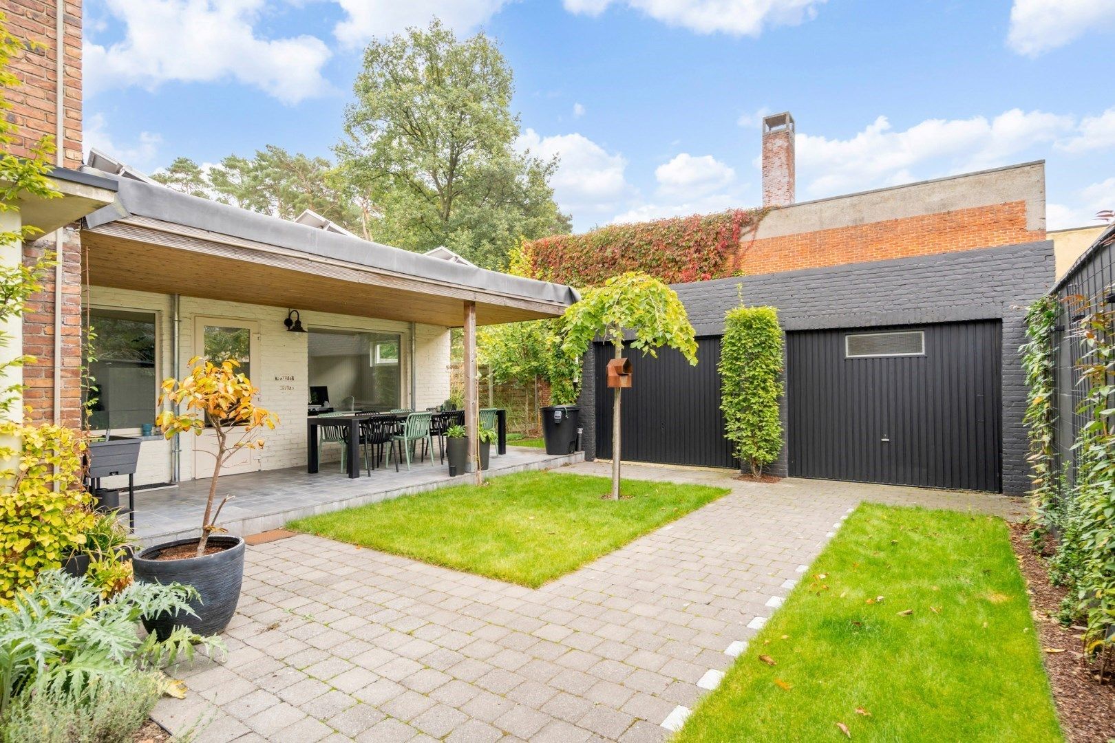 Gerenoveerde halfvrijstaande woning met bijzonder veel karakter, op 4a 99ca vlakbij het centrum van Genk.  foto 25