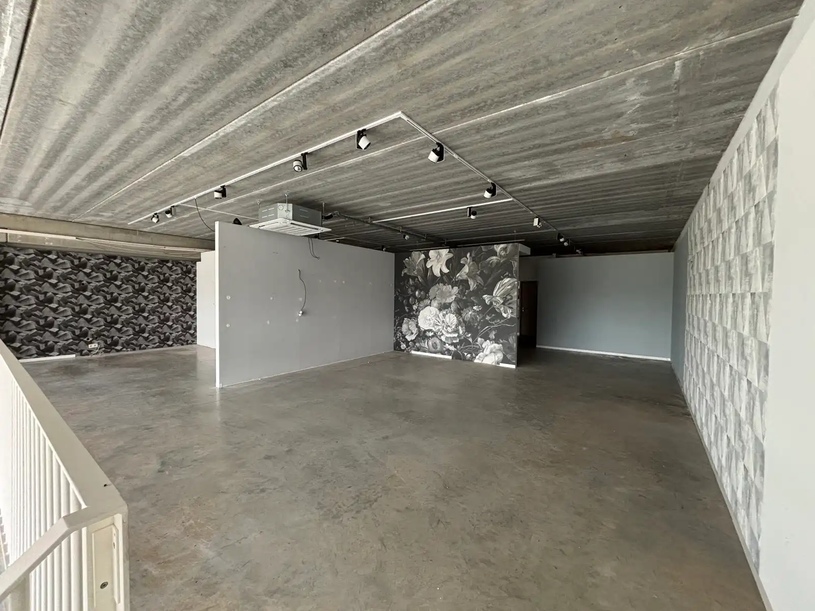 Baanwinkel te huur (460 m²) op zichtlocatie Geel foto 5