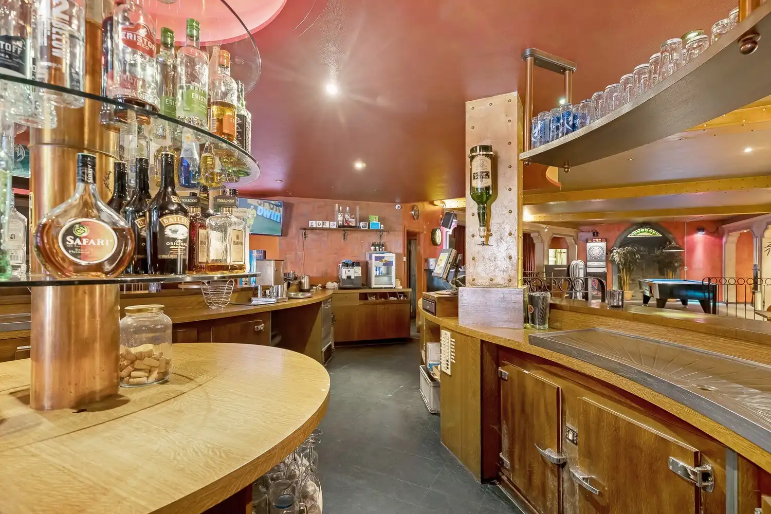 Handelspand met bovengelegen woonst pal in het centrum van Putte! foto 7