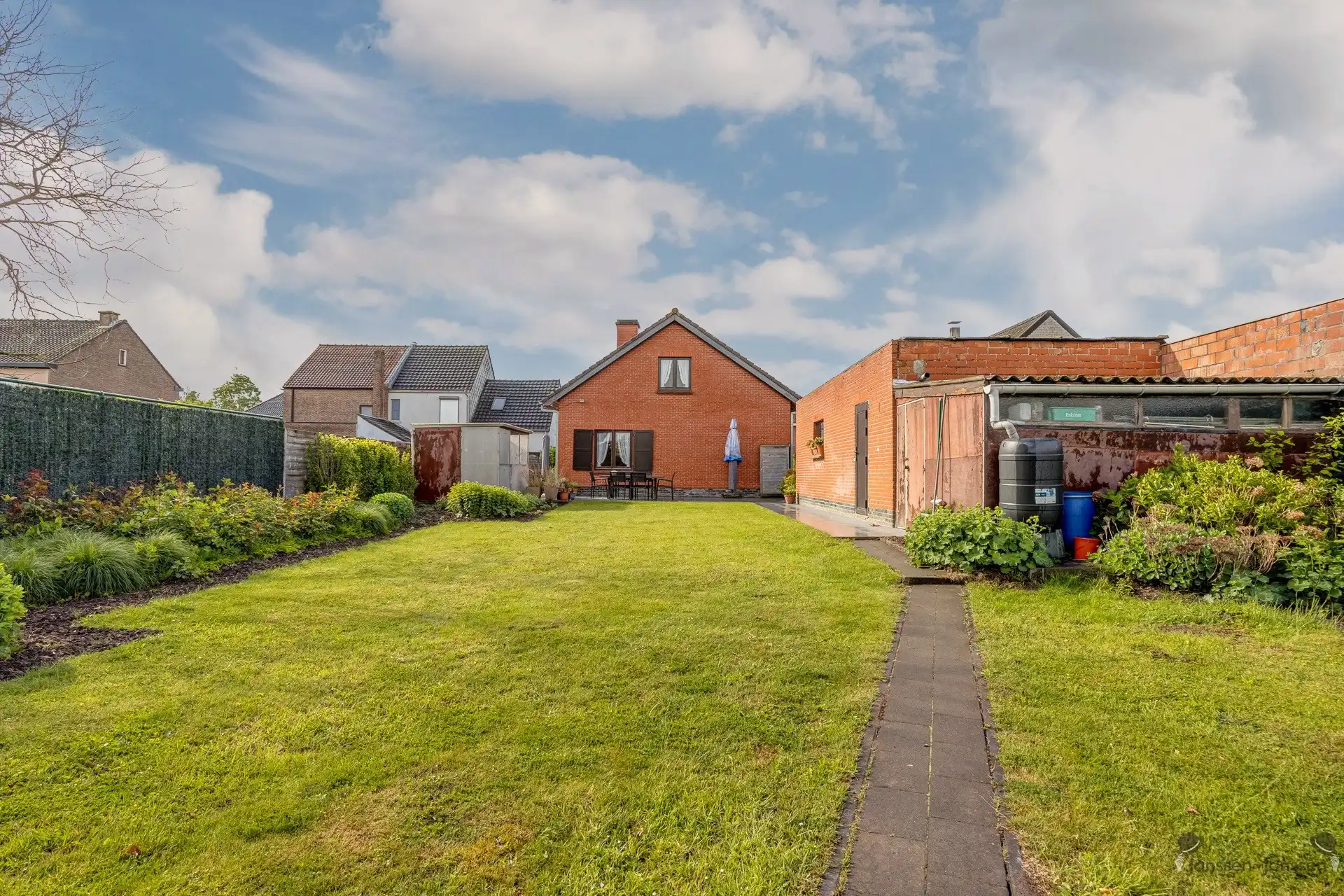 Verzorgde woning met grote tuin foto 9