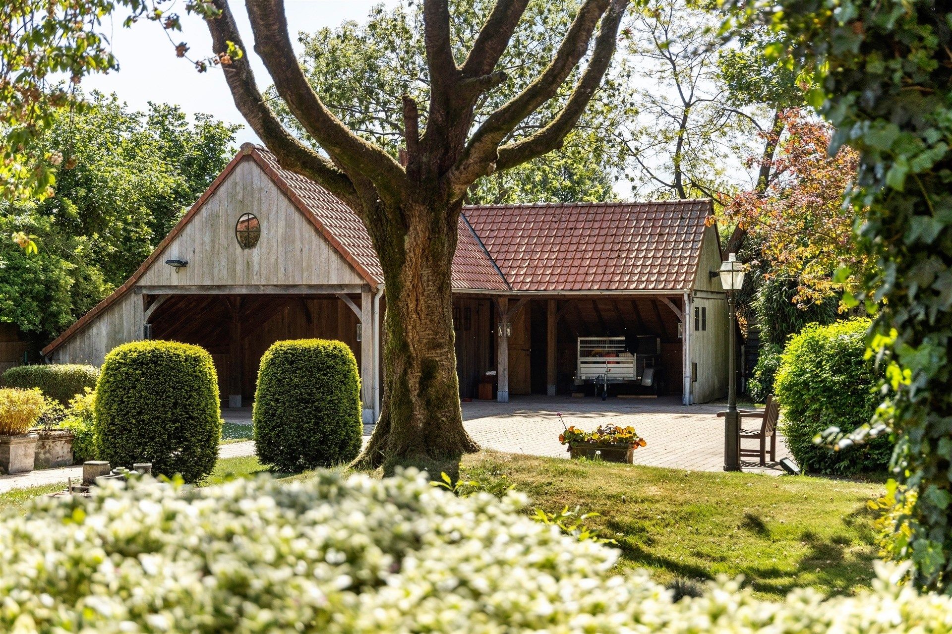 Hoogwaardig afgewerkte villa met bijgebouw op perceel van 1784 m² foto 28