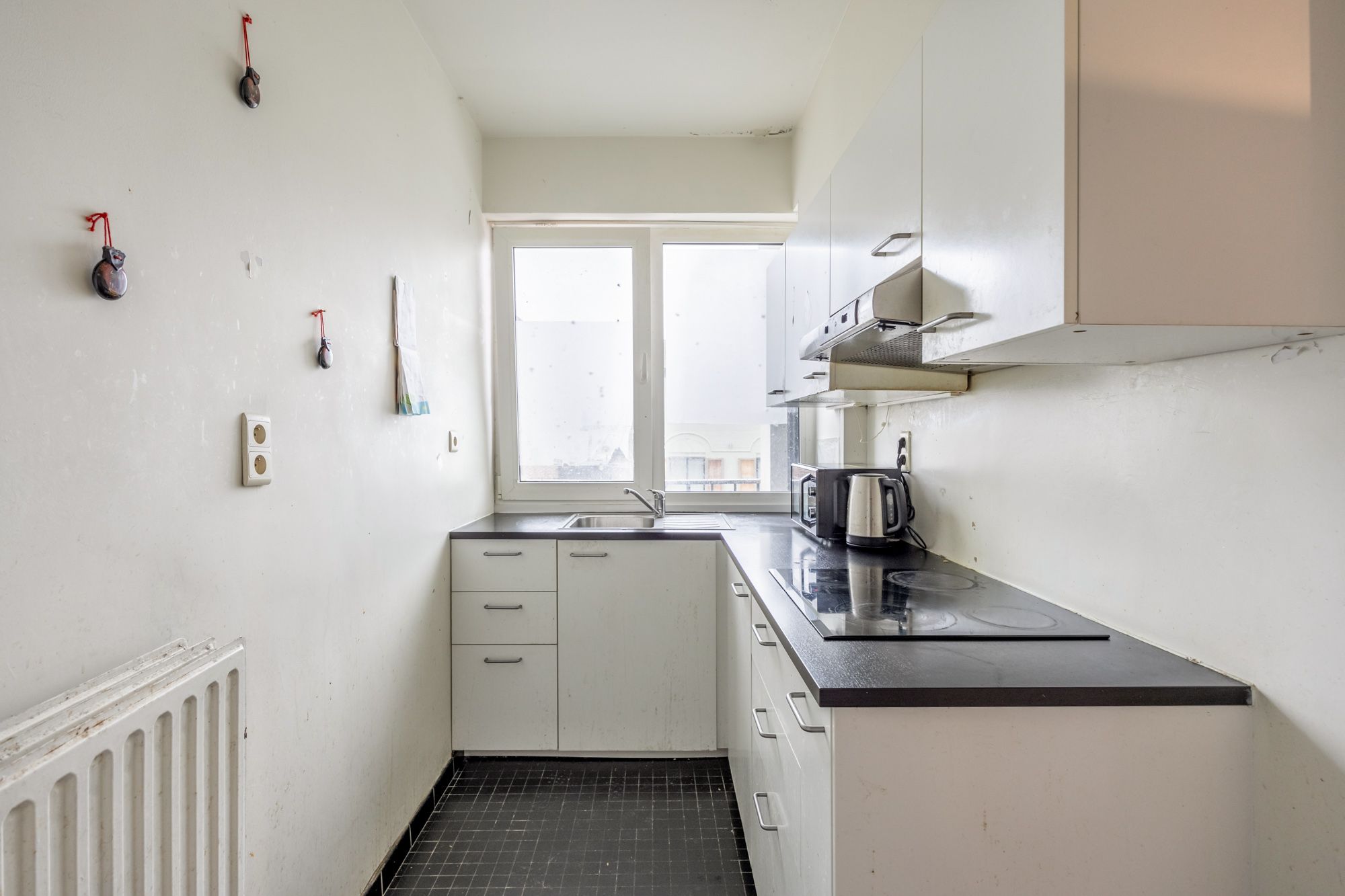 IDEALIS VASTGOED - CENTRAAL GELEGEN 2-SLPKMR APPARTEMENT IN HET CENTRUM VAN LEOPOLDSBURG! – Correct onderhouden appartement op de tweede verdieping (+-95m²) met een aangename leefruimte, aparte keuken, 2 slaapkamers, badkamer en apart toilet. Het appartement beschikt tevens over een lift en een privatieve kelder. Geschikt voor zij die zoeken naar betaalbaar wonen in het centrum van Leopoldsburg. foto 6