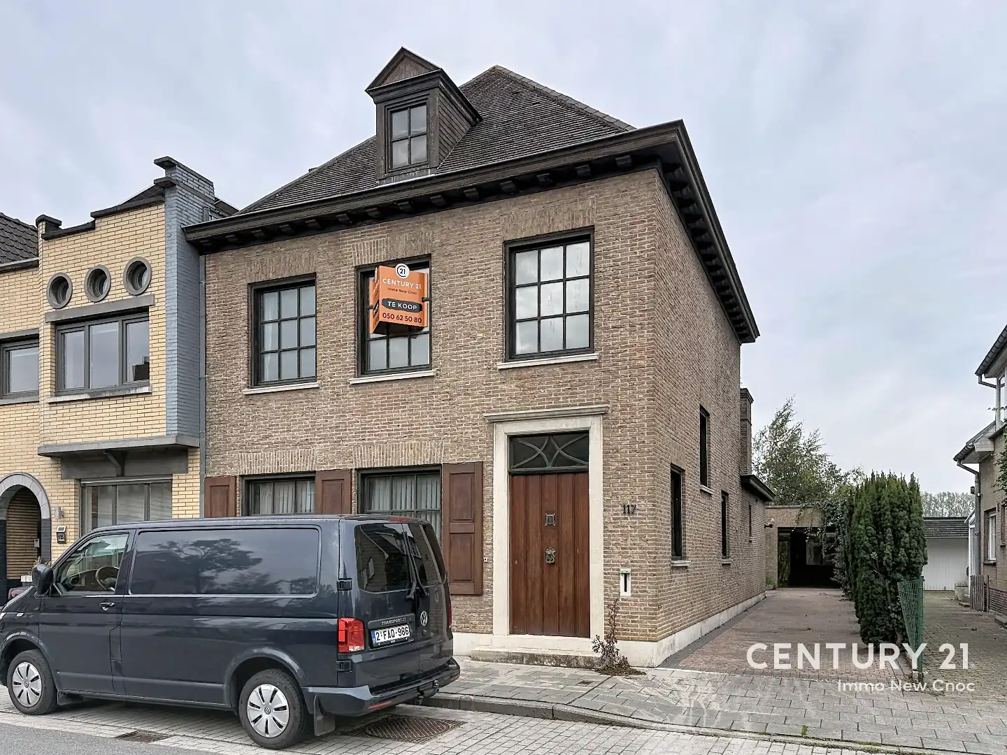 Karaktervolle halfopen woning met ruime bijgebouwen en grote tuin in Sint-Andries foto 2