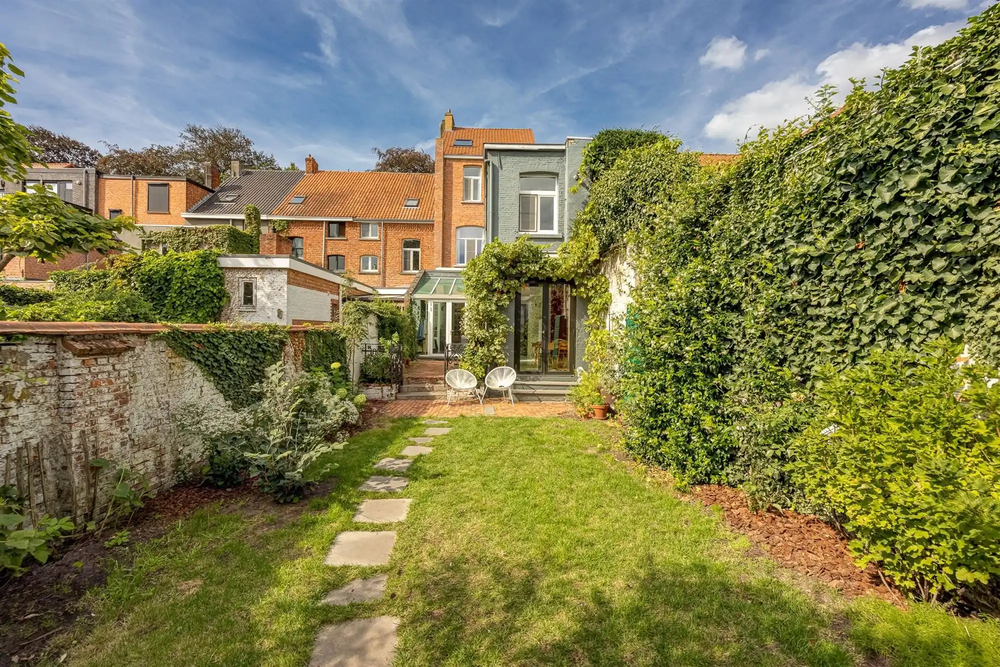 Karaktervol herenhuis met bijgebouw en grote tuin  foto 2