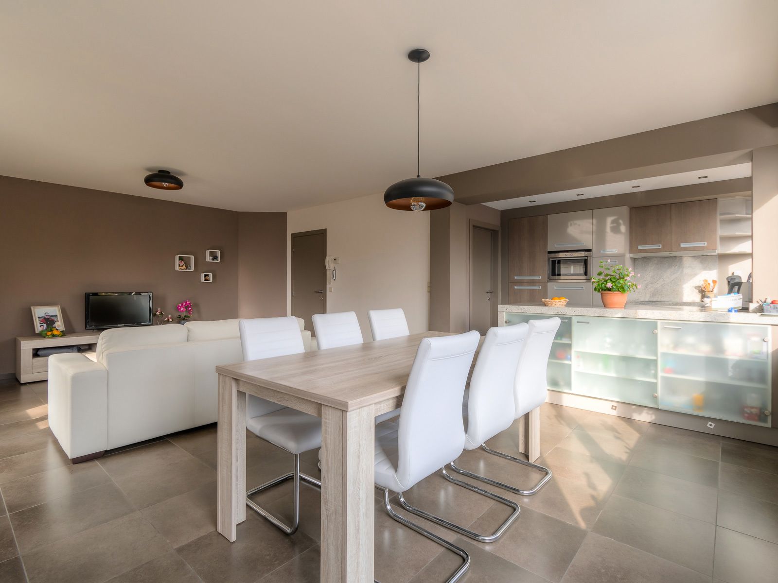 Een appartement op de 1ste verdieping met 2 slaapkamers, terras en autostaanplaats in Merksplas. foto 4