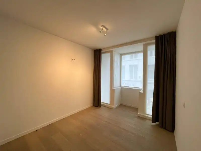 Instapklaar 2-slaapkamer appartement in hartje Kortrijk! foto 13