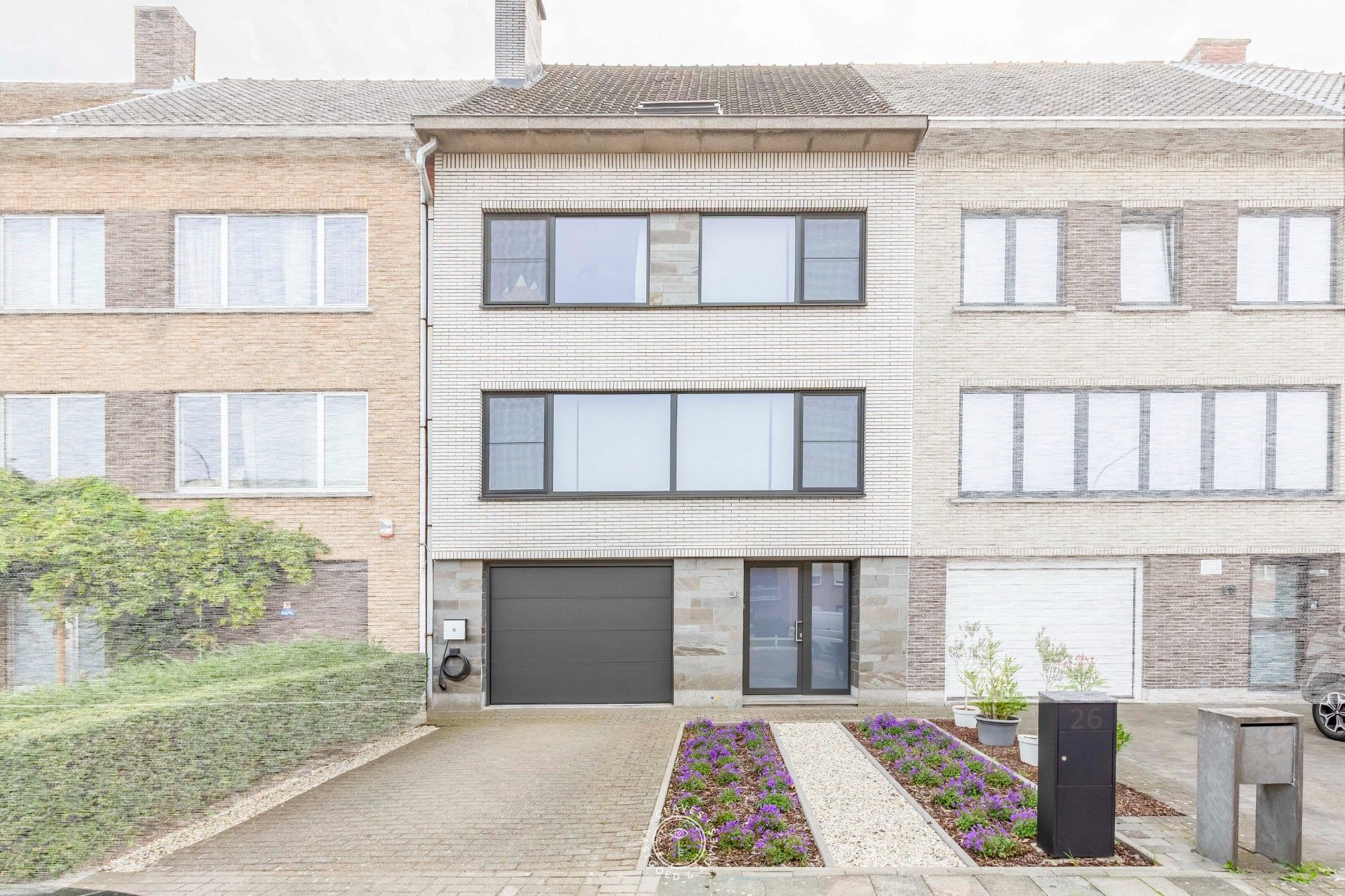 Ruime gezinswoning met karakter, garage en zonnige tuin foto {{pictureIndex}}
