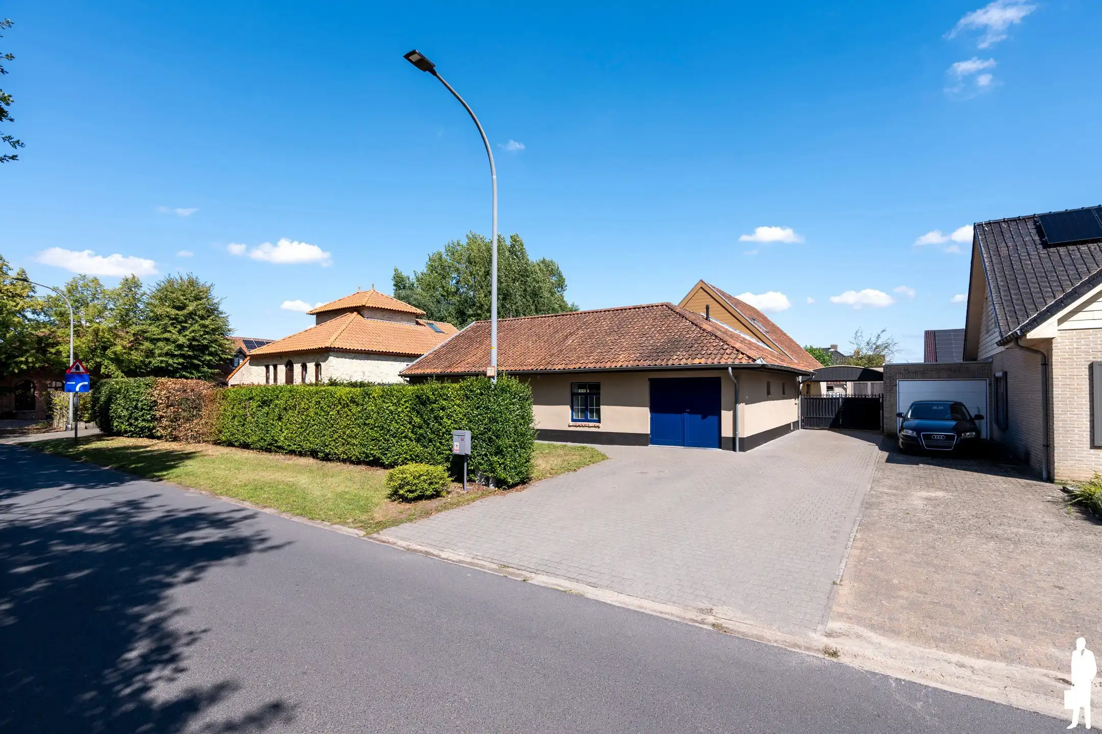 Vrijstaande villa met 4 slpk. gelegen op de dijk van kanaal  foto 48