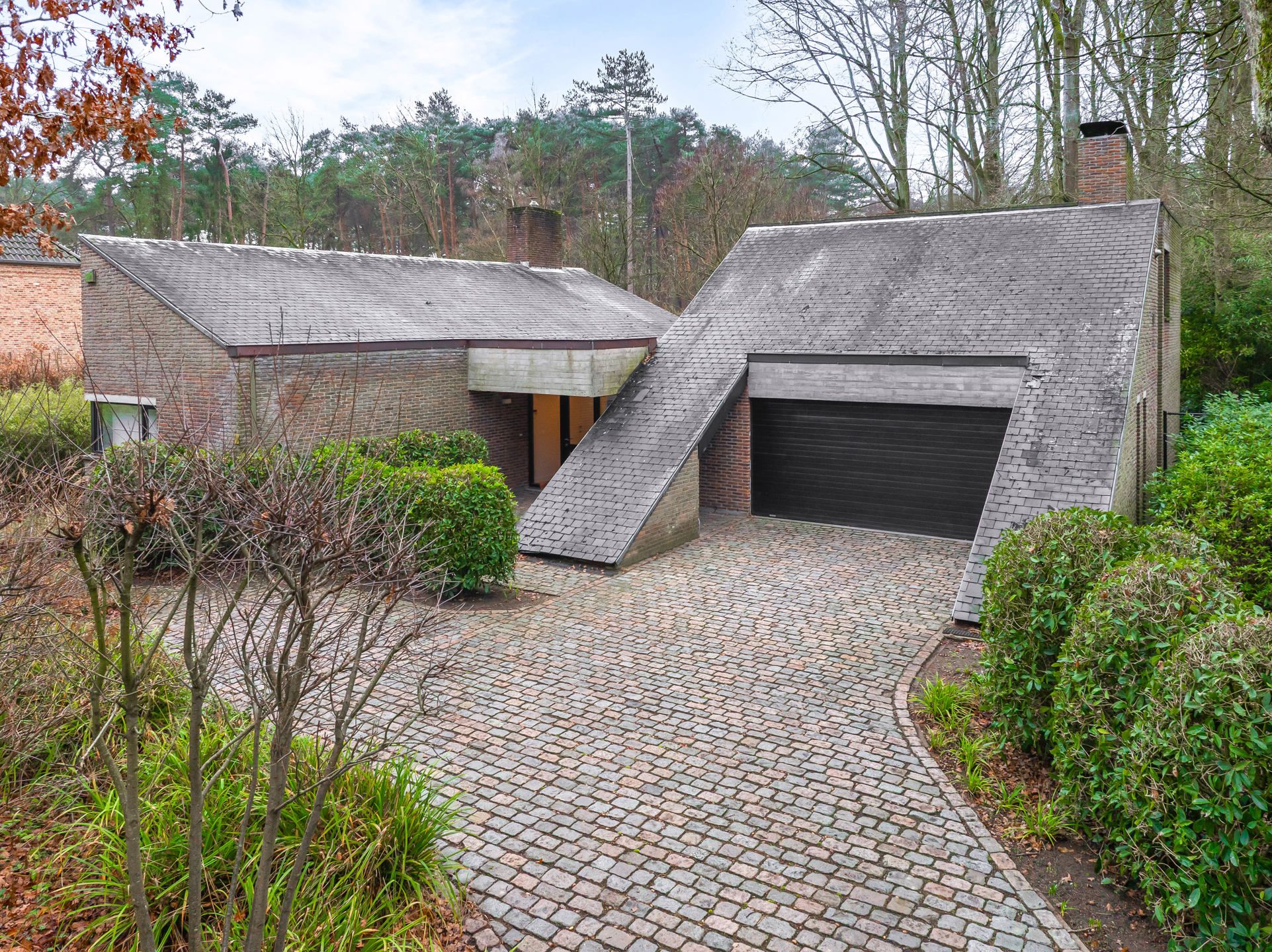 Karakterwoning met brutalistische gevel  in Hof ter Linden foto 26