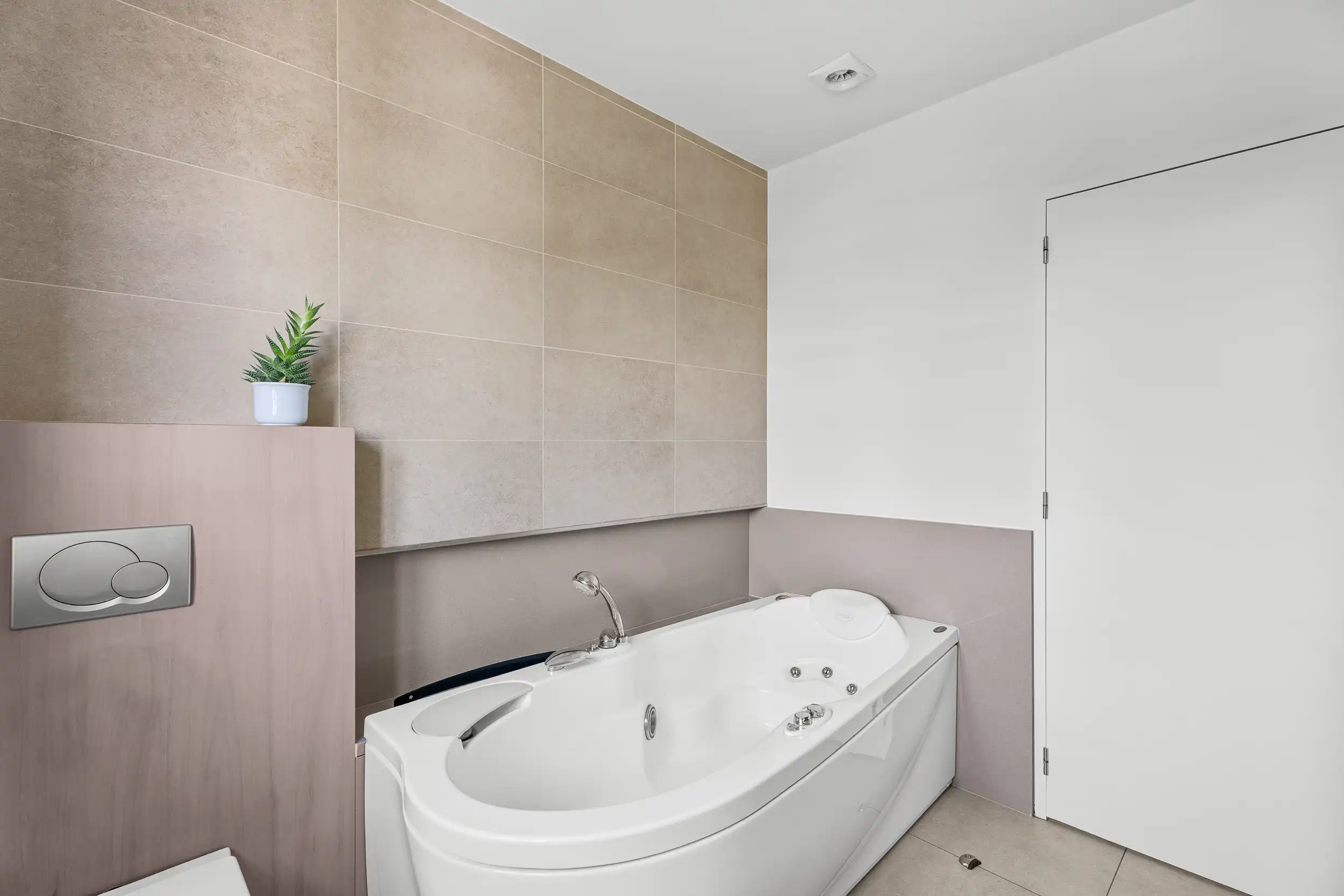Luxueus gerenoveerde herenwoning  met loods op 2.137m² foto 17