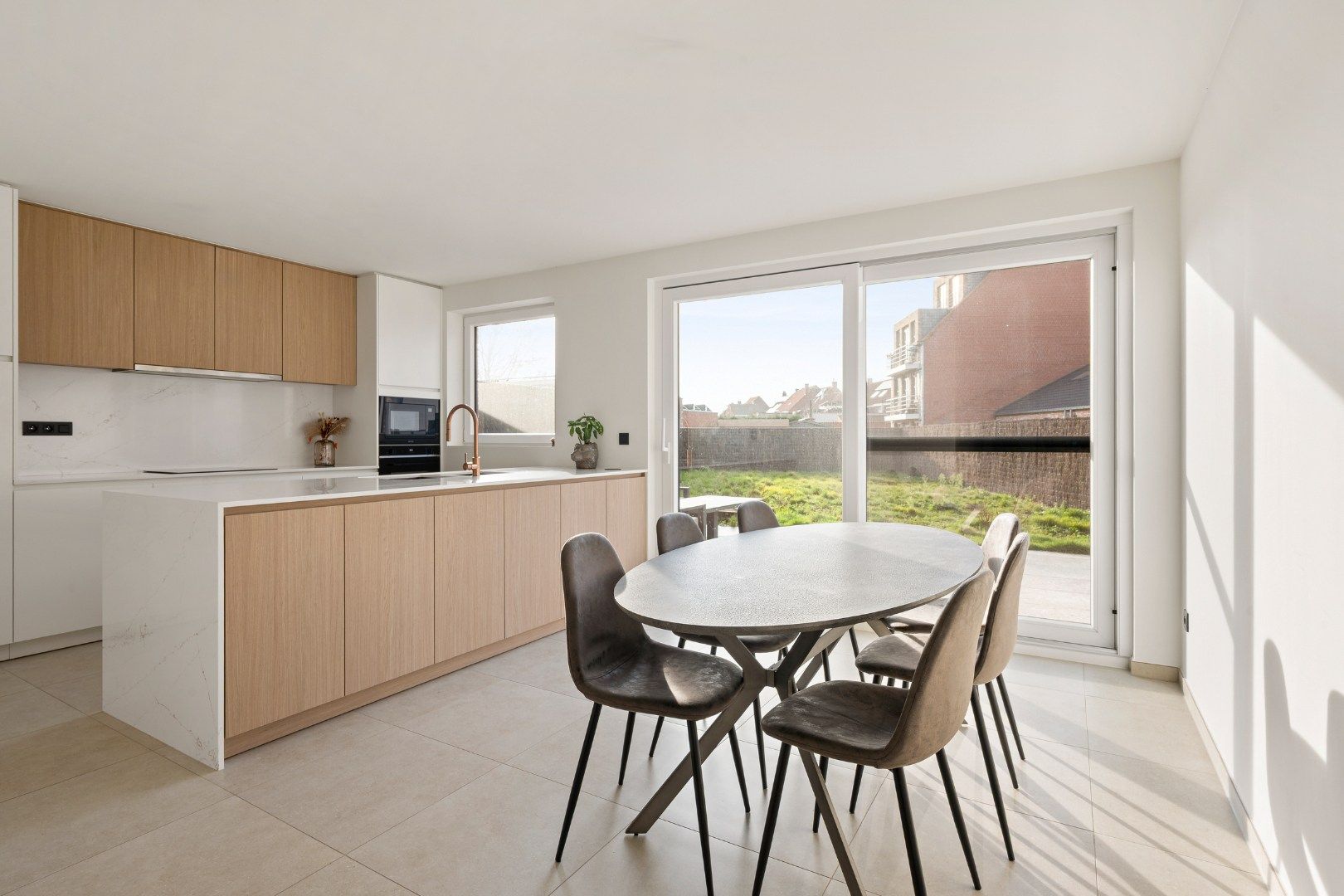 Halfopen nieuwbouwwoning met 3 slaapkamers, garage en zonnige tuin in Dadizele-centrum foto 2