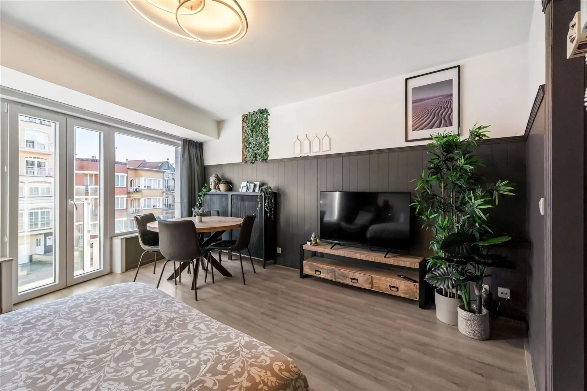 CENTRALE LIGGING / ZONNIG foto {{pictureIndex}}