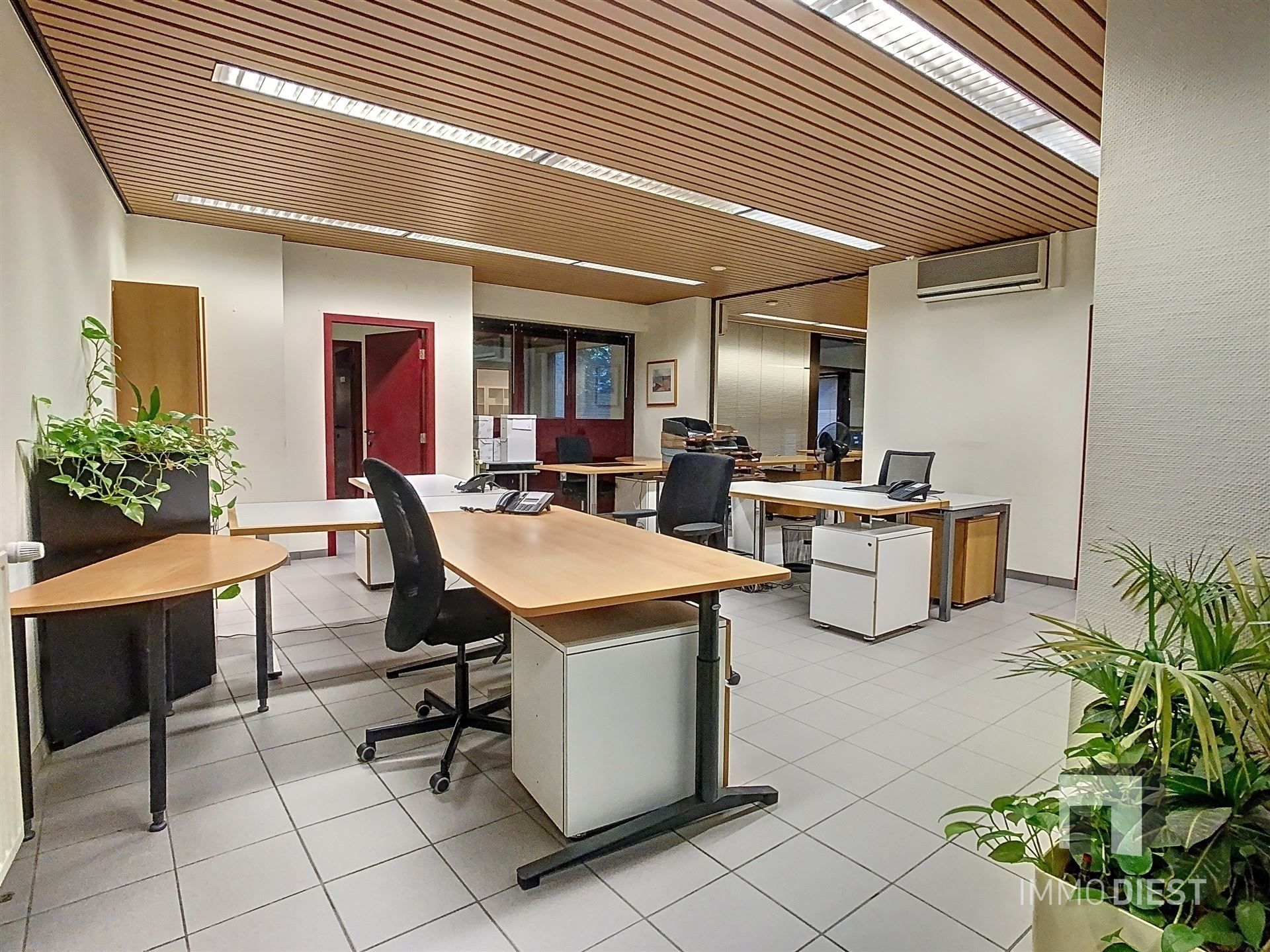 Handelsgelijkvloers 300m2 met 9 autostaanplaatsen foto 15