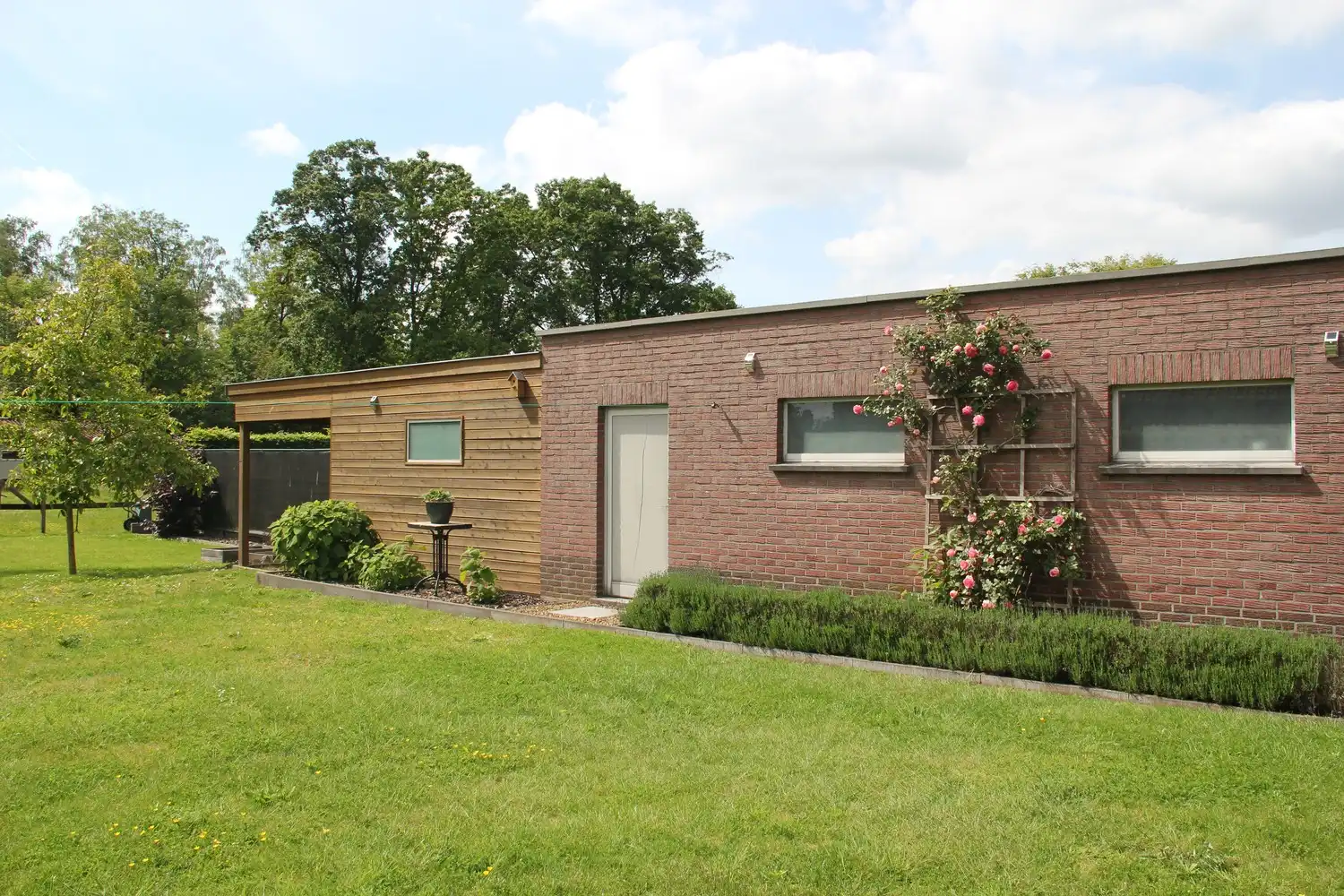Instapklare gerenoveerde woning op 11a 75ca met prachtige, zuidgerichte tuin aan natuurgebied De Maten in Genk. foto 26