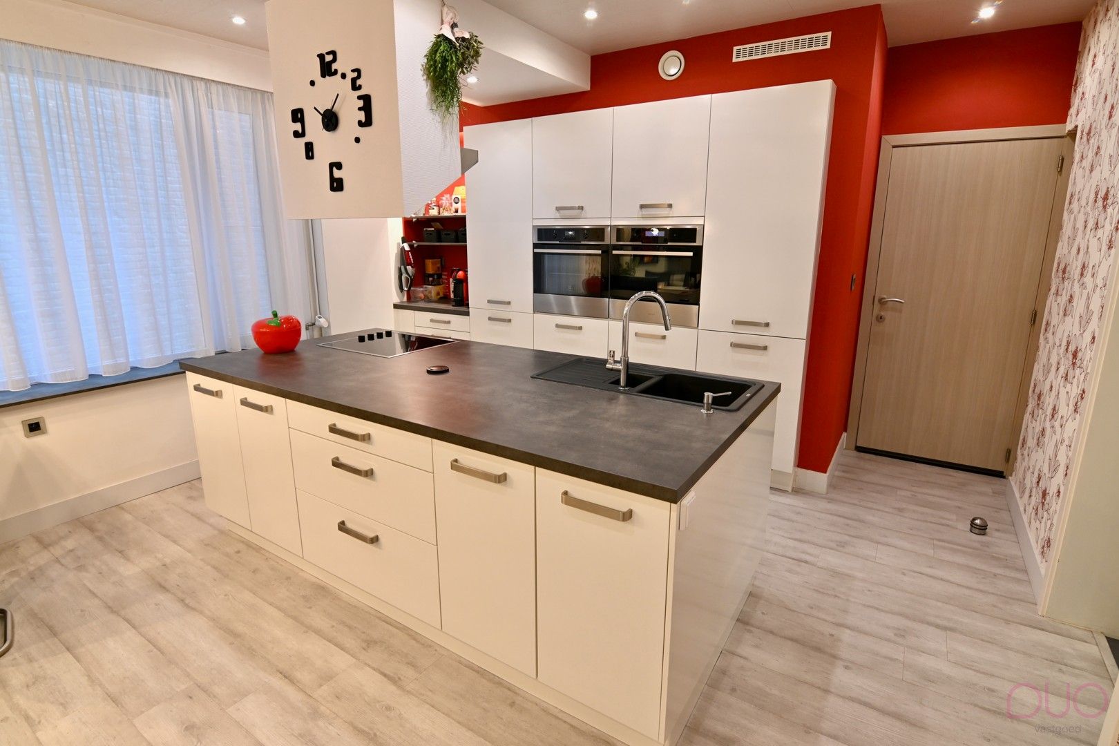 Stijlvol wonen vlak bij zee – volledig gerenoveerd gelijkvloers 3 slaapkamer appartement in de statige Warschaustraat foto 6