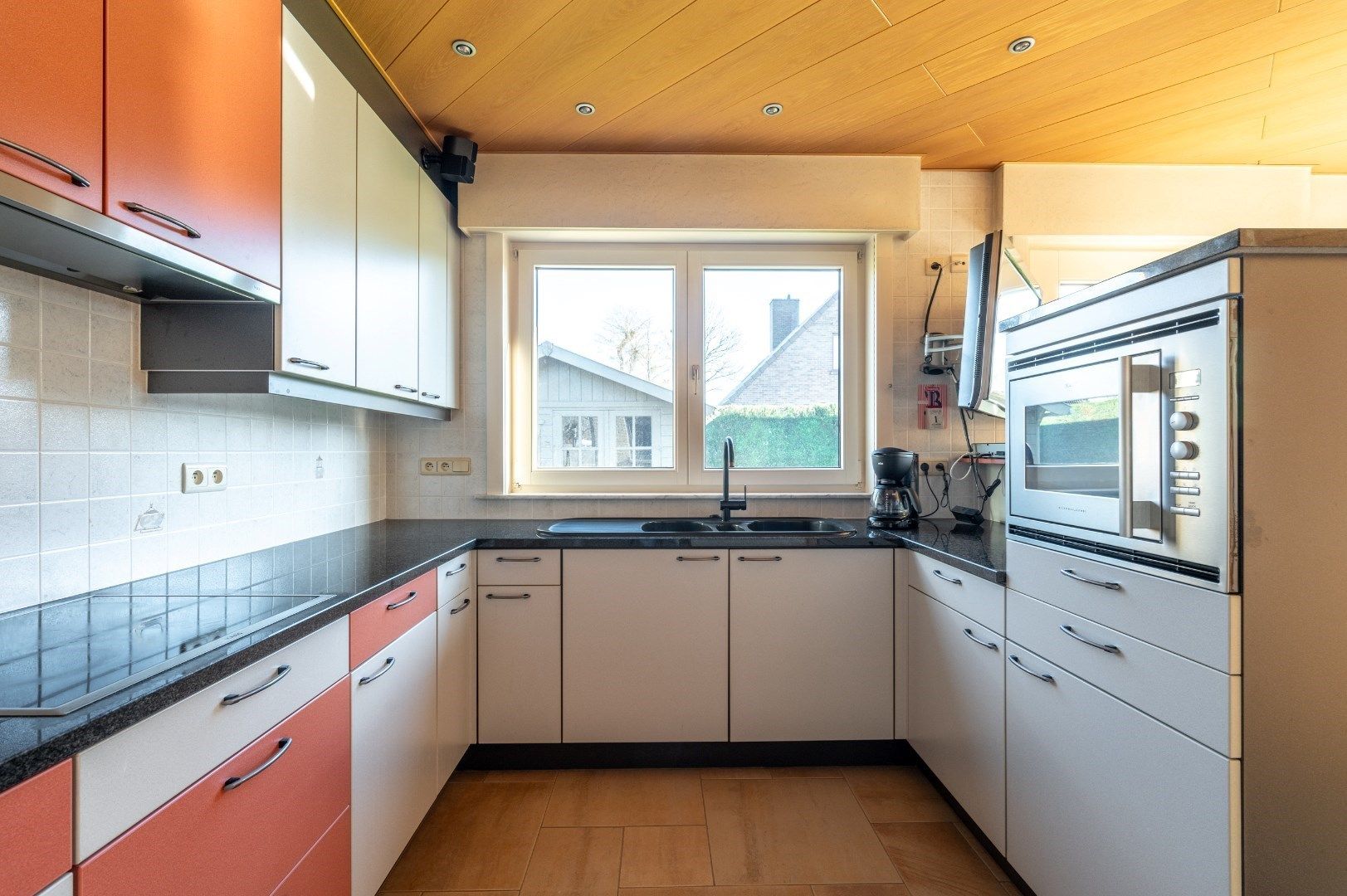 Instapklare woning met inpandige garage, 4 slk + bureau en zonnige ligging. foto 11