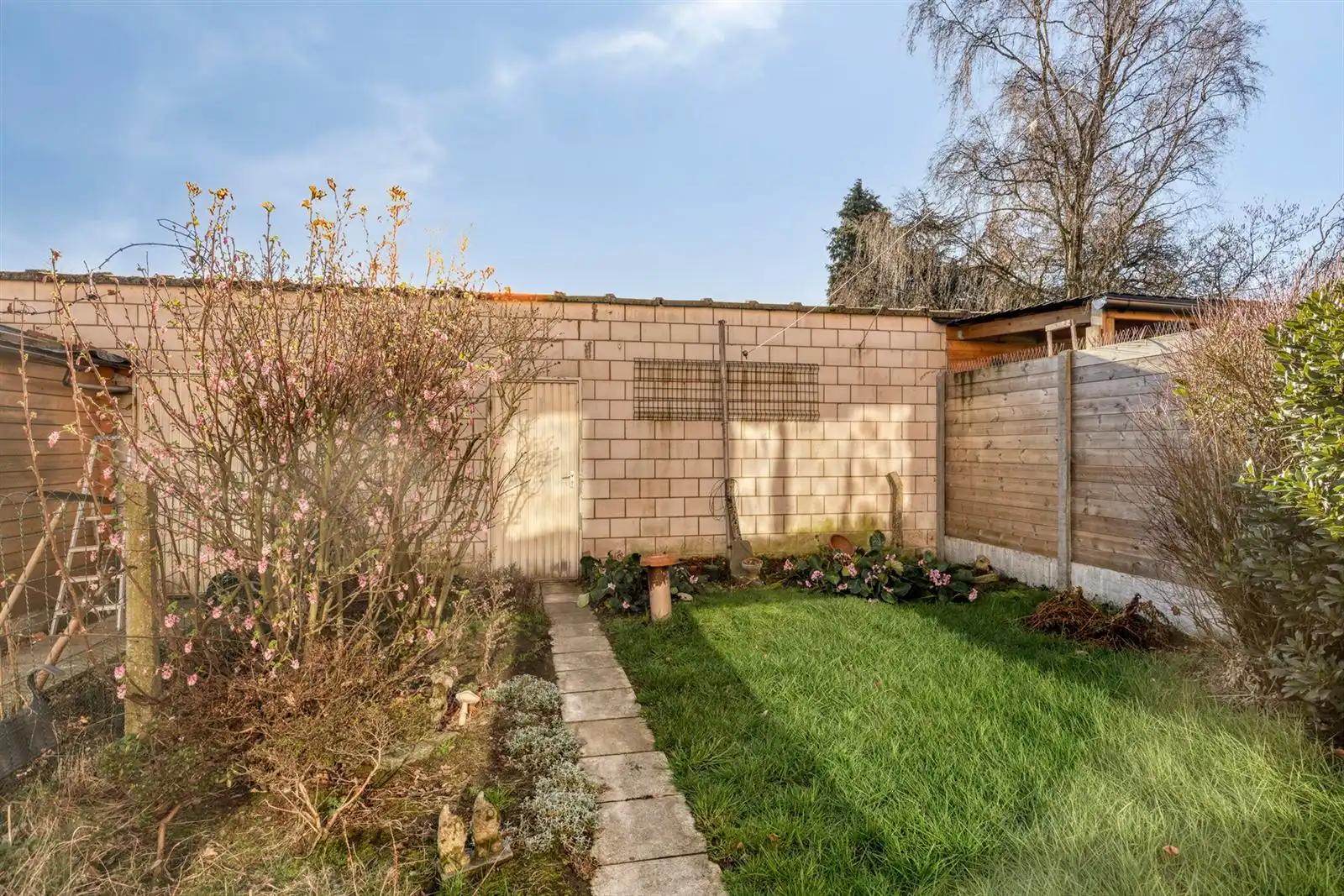 Woning in rusige woonwijk met aparte garage foto 35