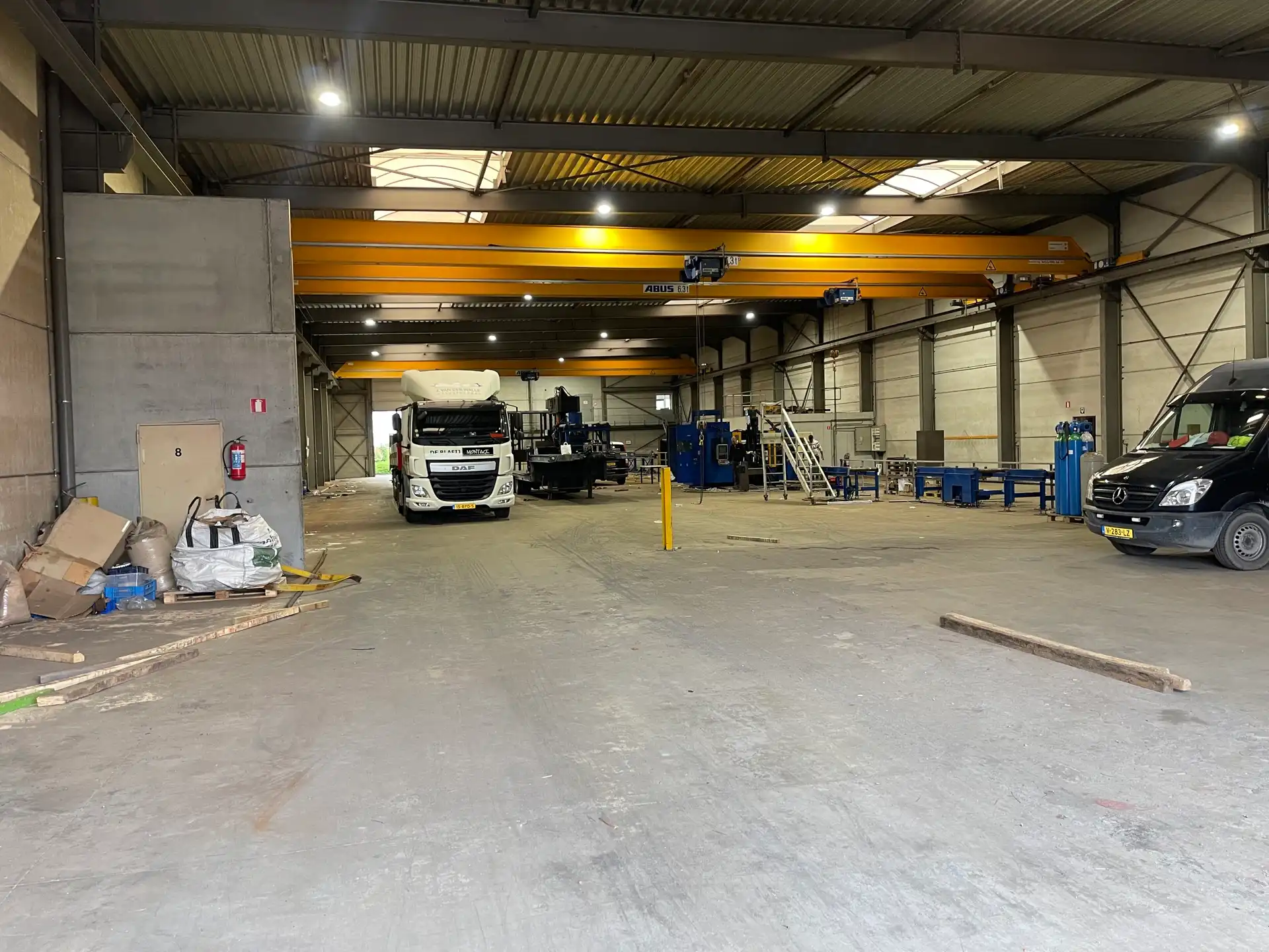 Magazijn met kantoren te huur in Beveren foto 4