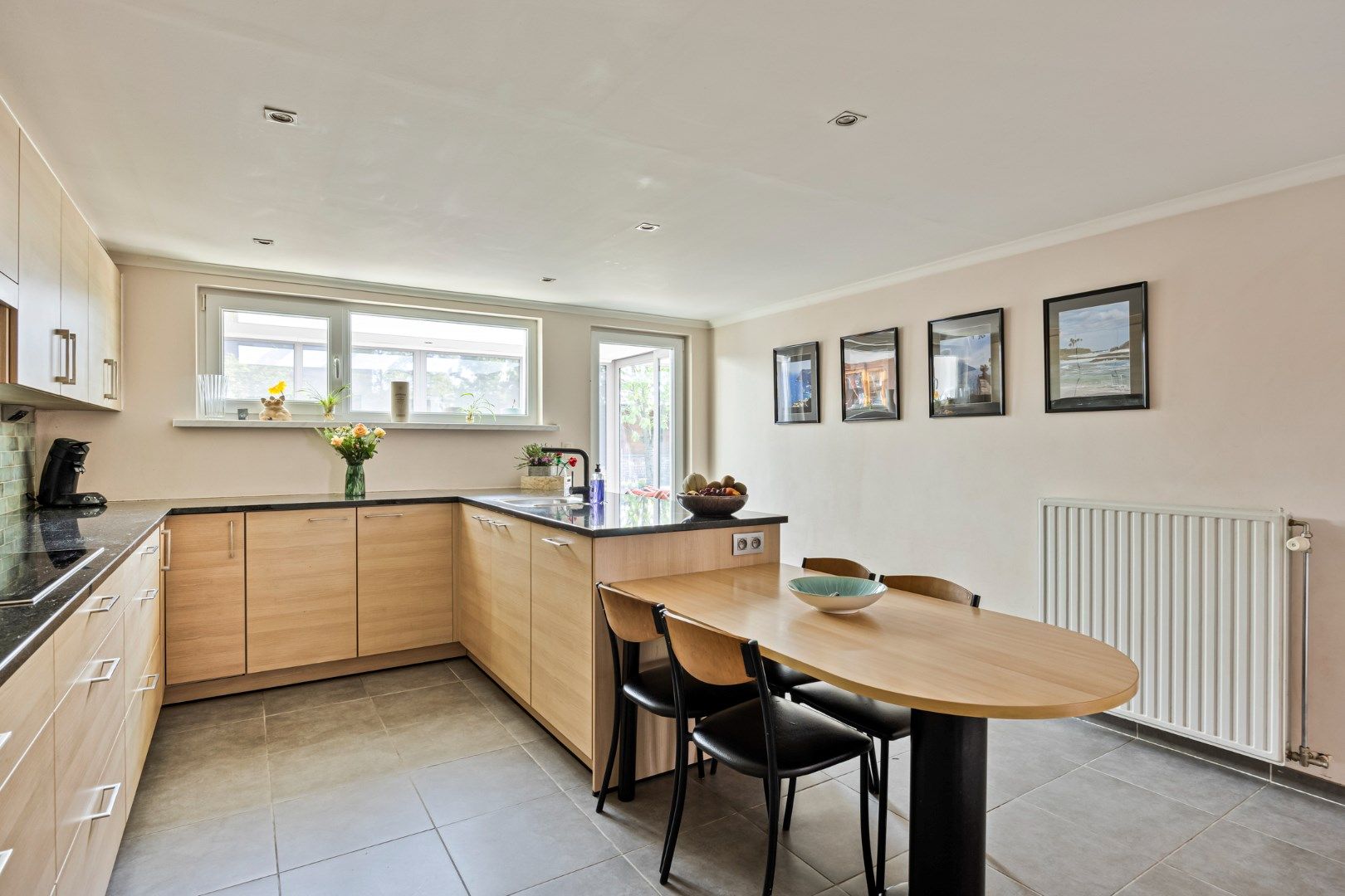 Instapklare woning met 3 SLPKS en zon georiënteerde tuin !  foto 8