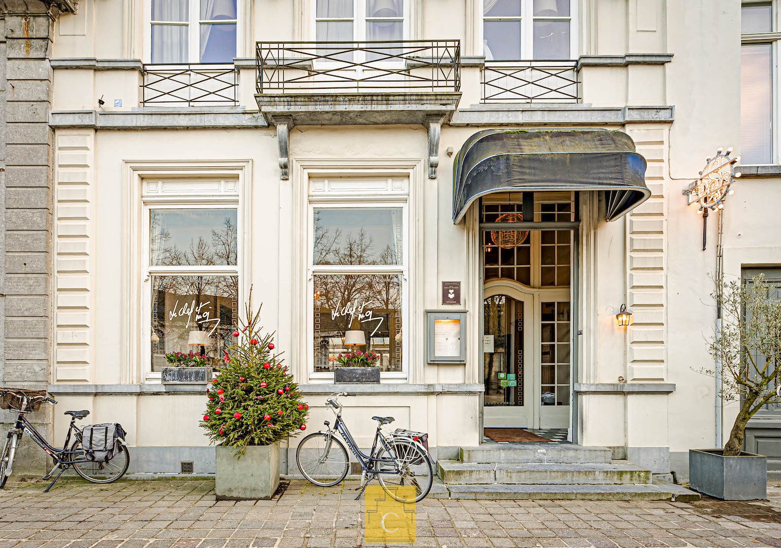 19e eeuws herenhuis-handelshuis op een toplocatie aan de Dijver, naast het Groeningemuseum foto 3