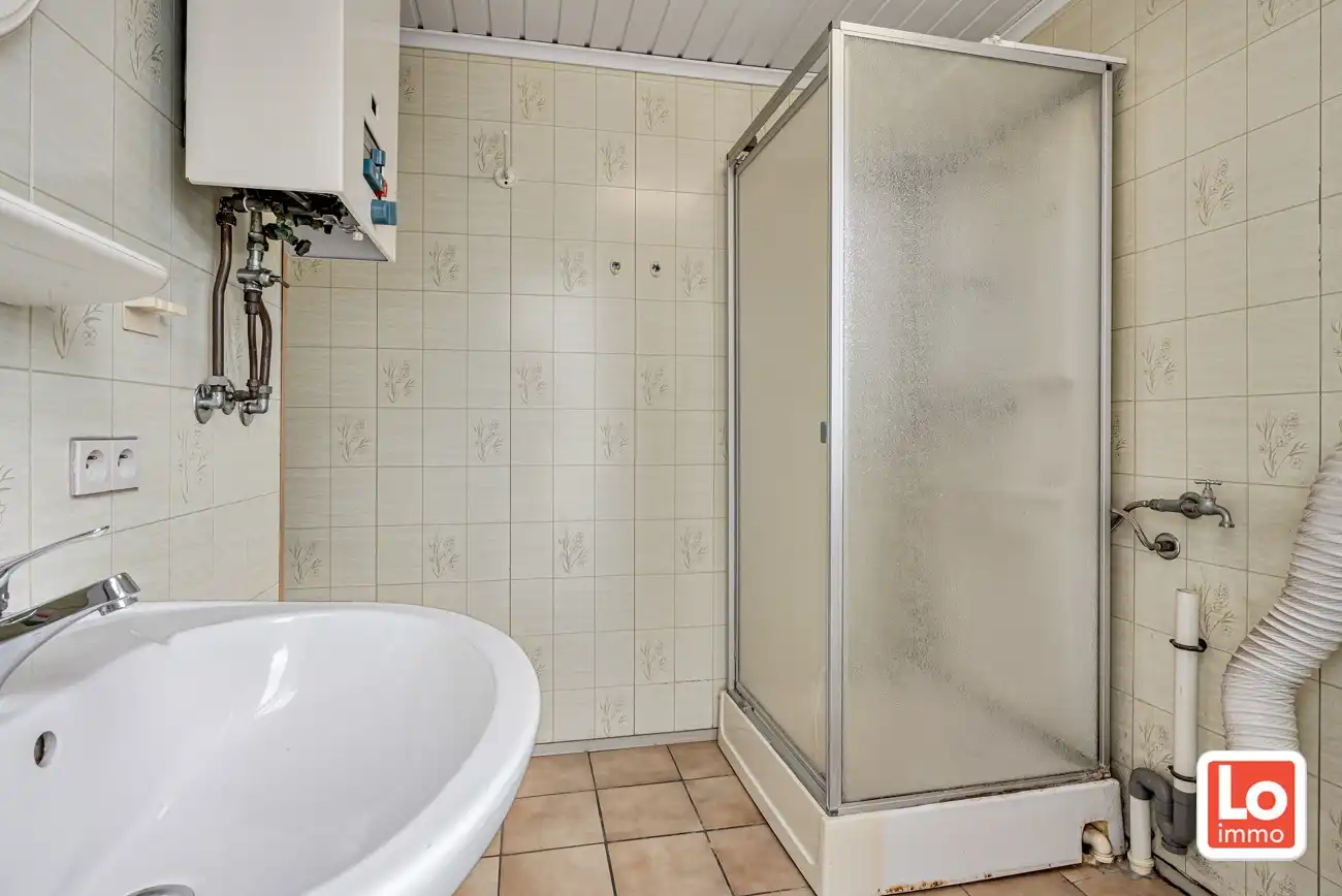 Volledig te renoveren gesloten woning met afzonderlijke garage en een leuke stadstuin op een toplocatie nabij het centrum van Lochristi! foto 10