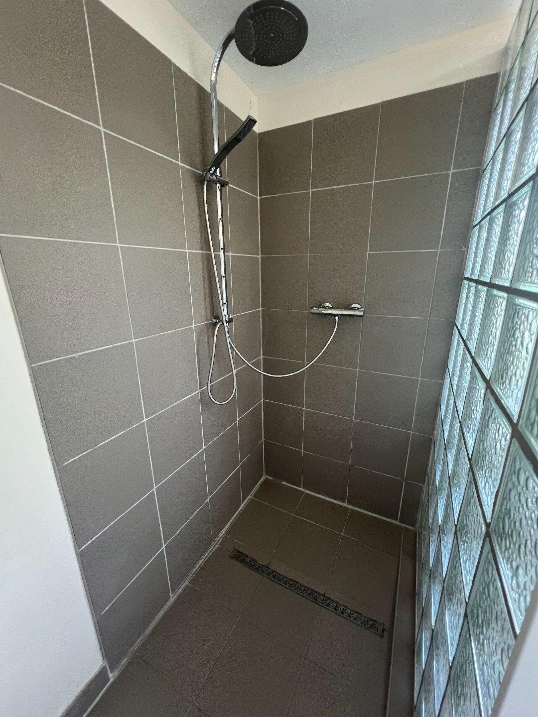 Opgefriste, ruime woning met 4 slpks, garage, carport, terras en tuin foto 8