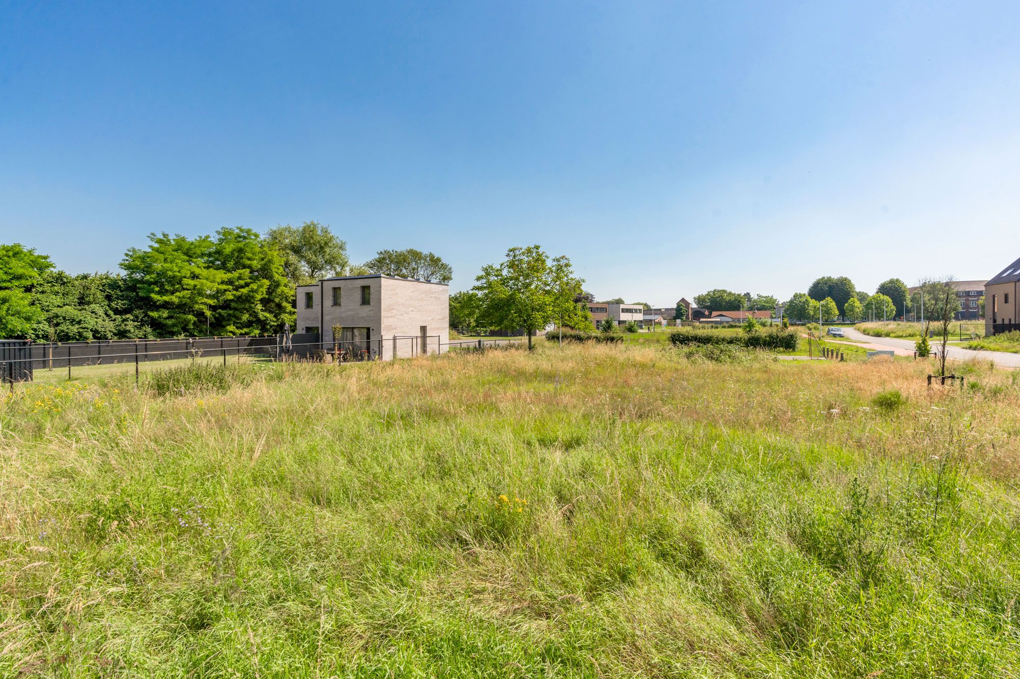 UNIEKE KANS! Deze knappe kavel van 4a 12ca, voor een half open woning, gelegen in Wijchmaal, Peer in een verkeersluwe nieuwbouwverkaveling , biedt een aantrekkelijke mix van rustige landelijke charme en moderne voorzieningen. Zeer gewilde locatie voor zij die opzoek zijn naar harmonie en een evenwichtige levensstijl!  foto 6