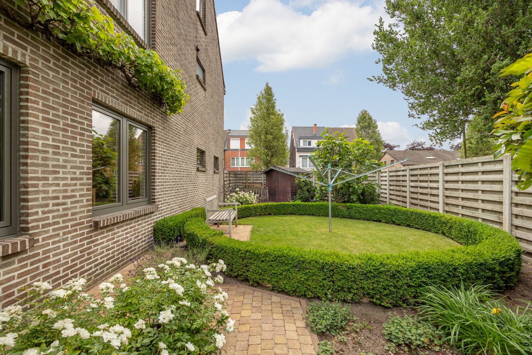 INSTAPKLAAR: H.O.B. met 5 slpks, aangelegde tuin en garage foto 23
