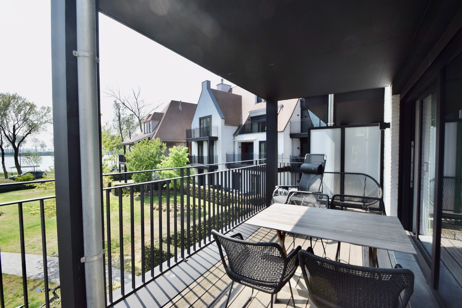Hoekappartement te huur in Duinenwater met een prachtig zonneterras genietend van het frontaal meerzicht. foto 12