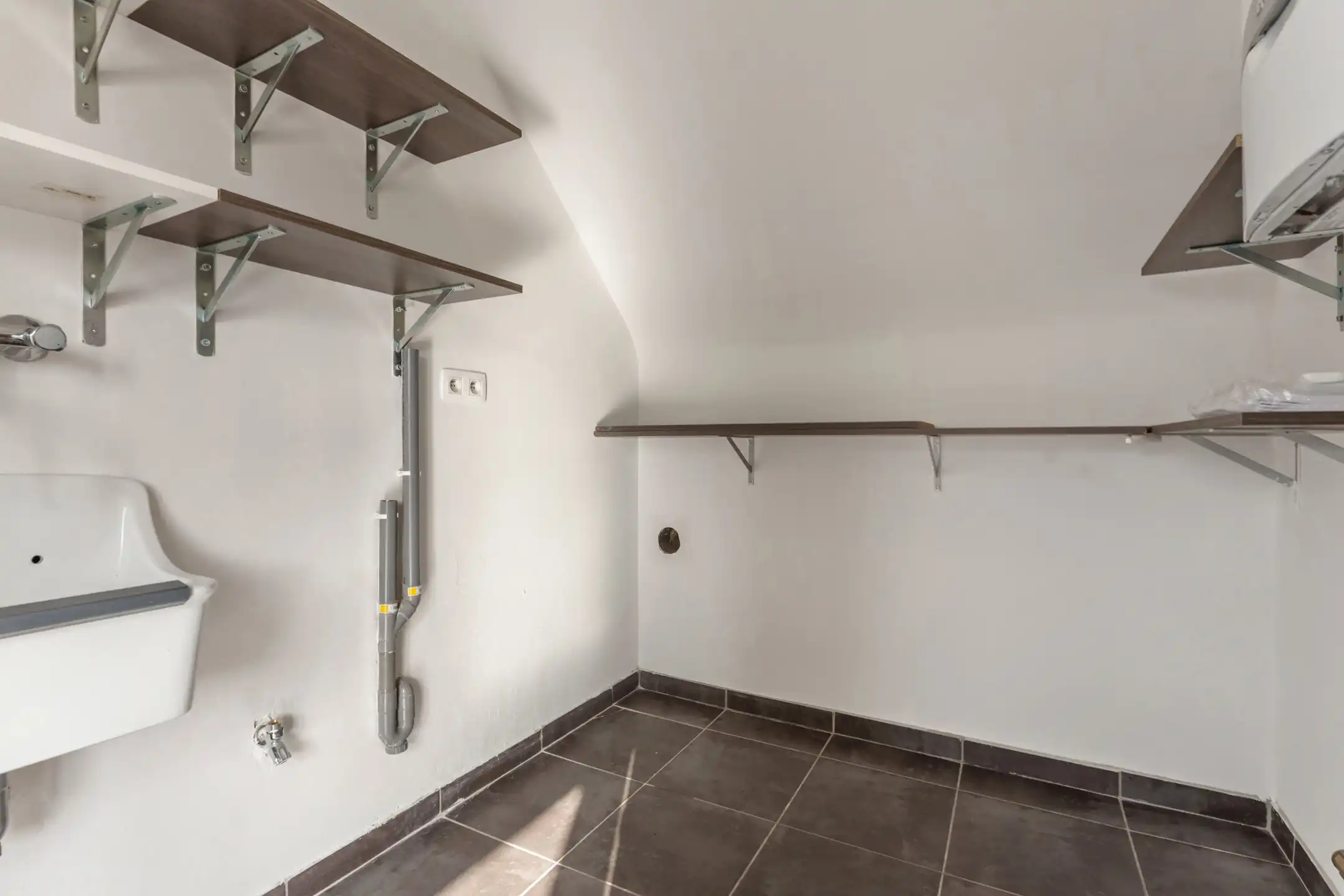 Instapklaar 1-slaapkamerappartement te Lanaken foto 12