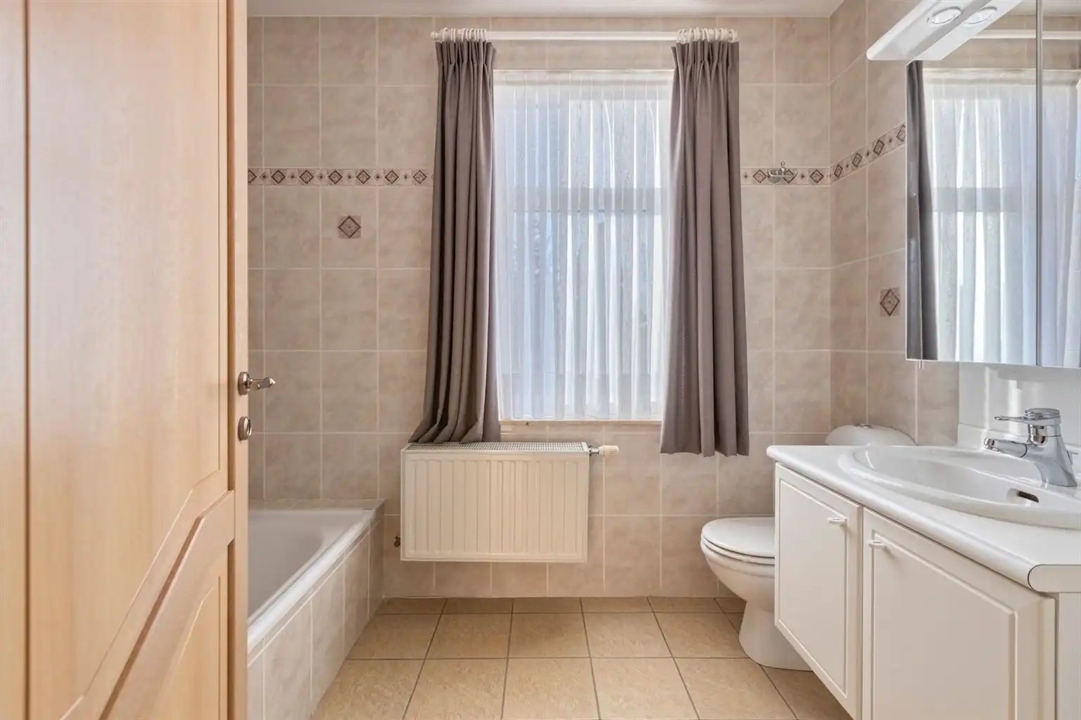 Ruime, vrijstaande woning op een perceel van 965m2 met 3 slaapkamers, inpandige garage en tuin, rustig doch centraal gelegen in Oud-Dilsen. foto 15