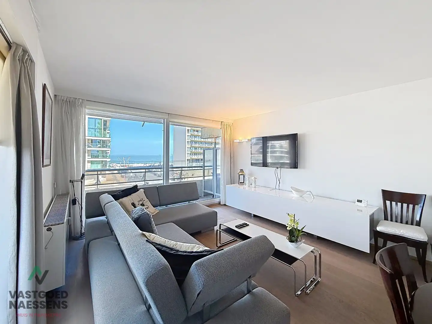 SCHITTEREND VERNIEUWD HOEKAPPARTEMENT – 2 SLPK – TERRASSEN – ZEEZICHT EN ZICHT OP GOLF foto 6