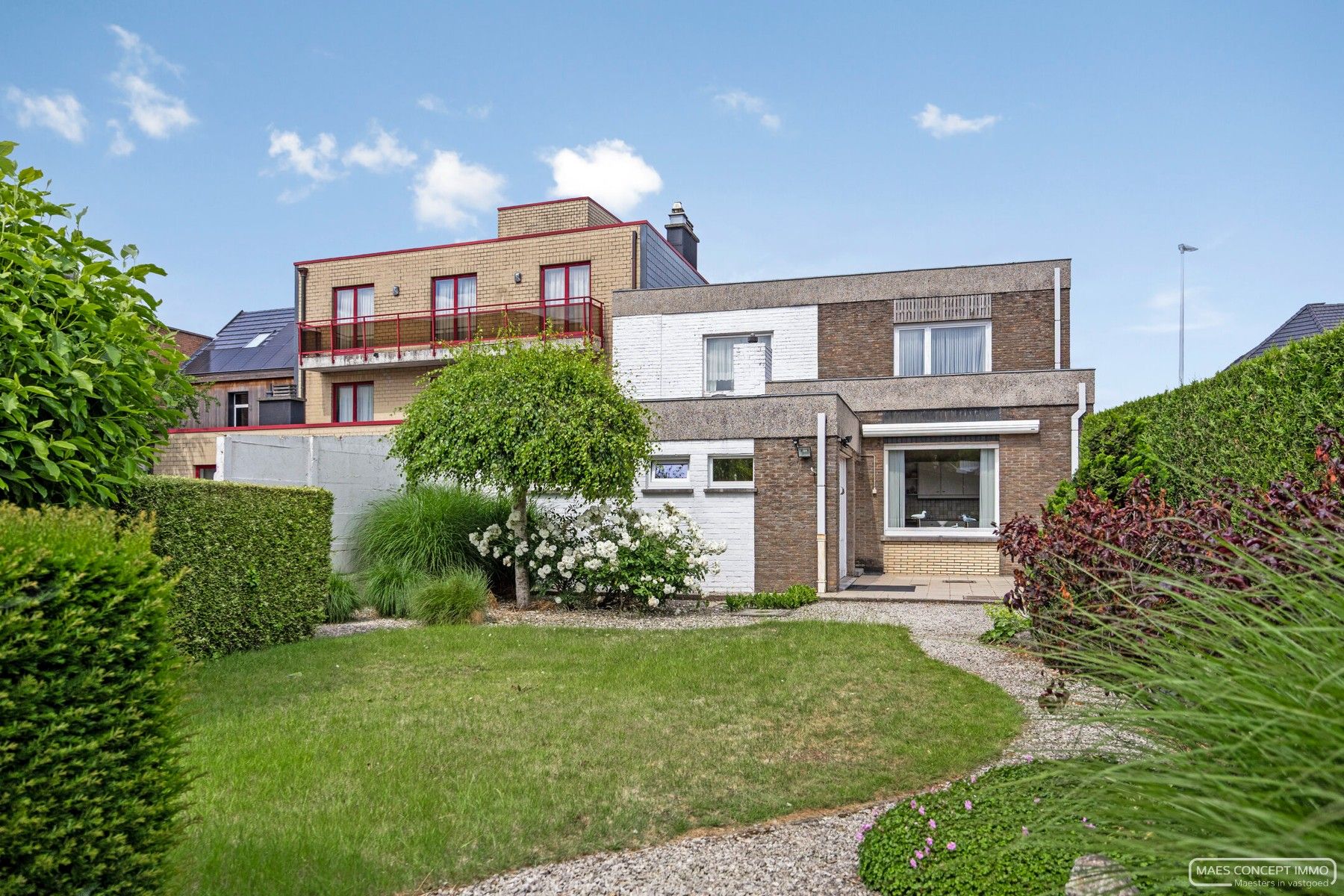 Hoofdfoto van de publicatie: Woning met handelsruimte boordevol karakter op topligging in Zulte