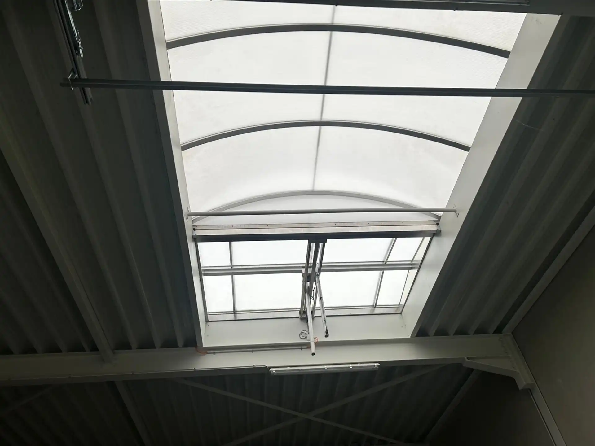 Magazijn van 180m² met 2 autostaanplaatsen foto 7