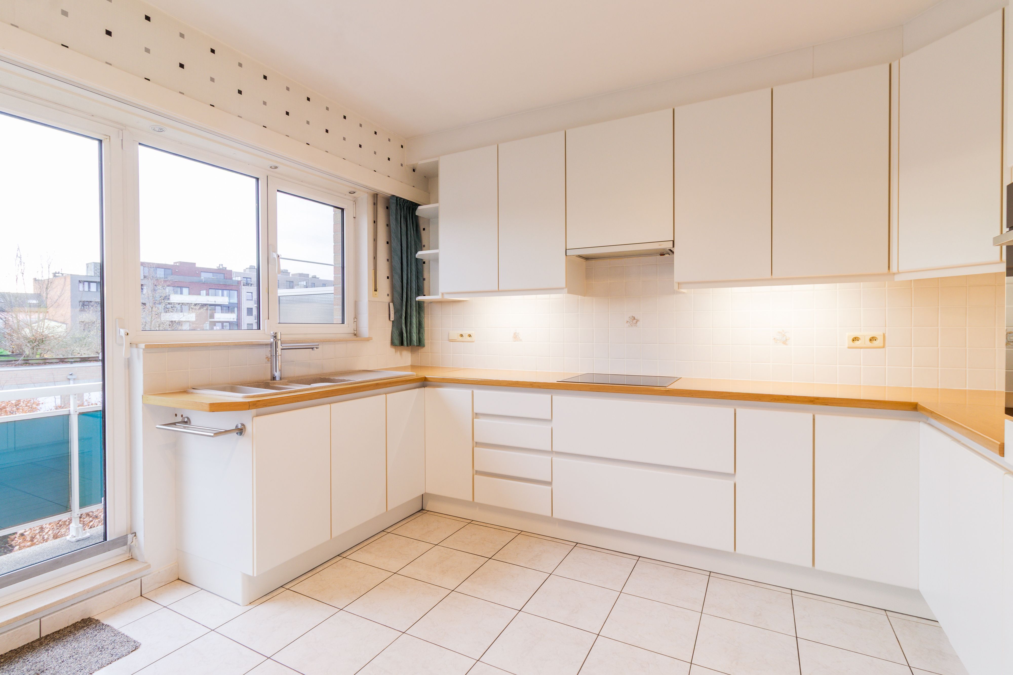 Instapklaar appartement met extra kamer, terras en garagebox foto 14