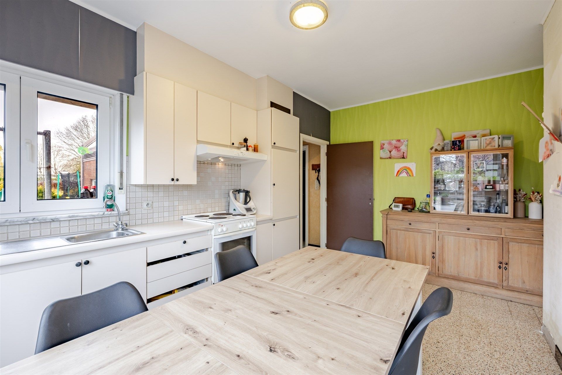 Op te frissen woning met supertoffe tuin, nabij het centrum! foto 9