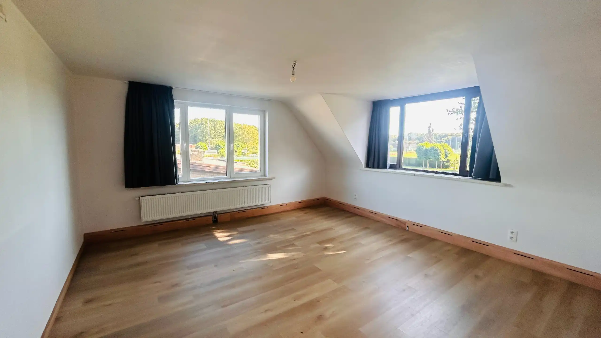 Ruime gerenoveerde gezinswoning met 4 slaapkamers en grote tuin nabij De Gavers foto 9