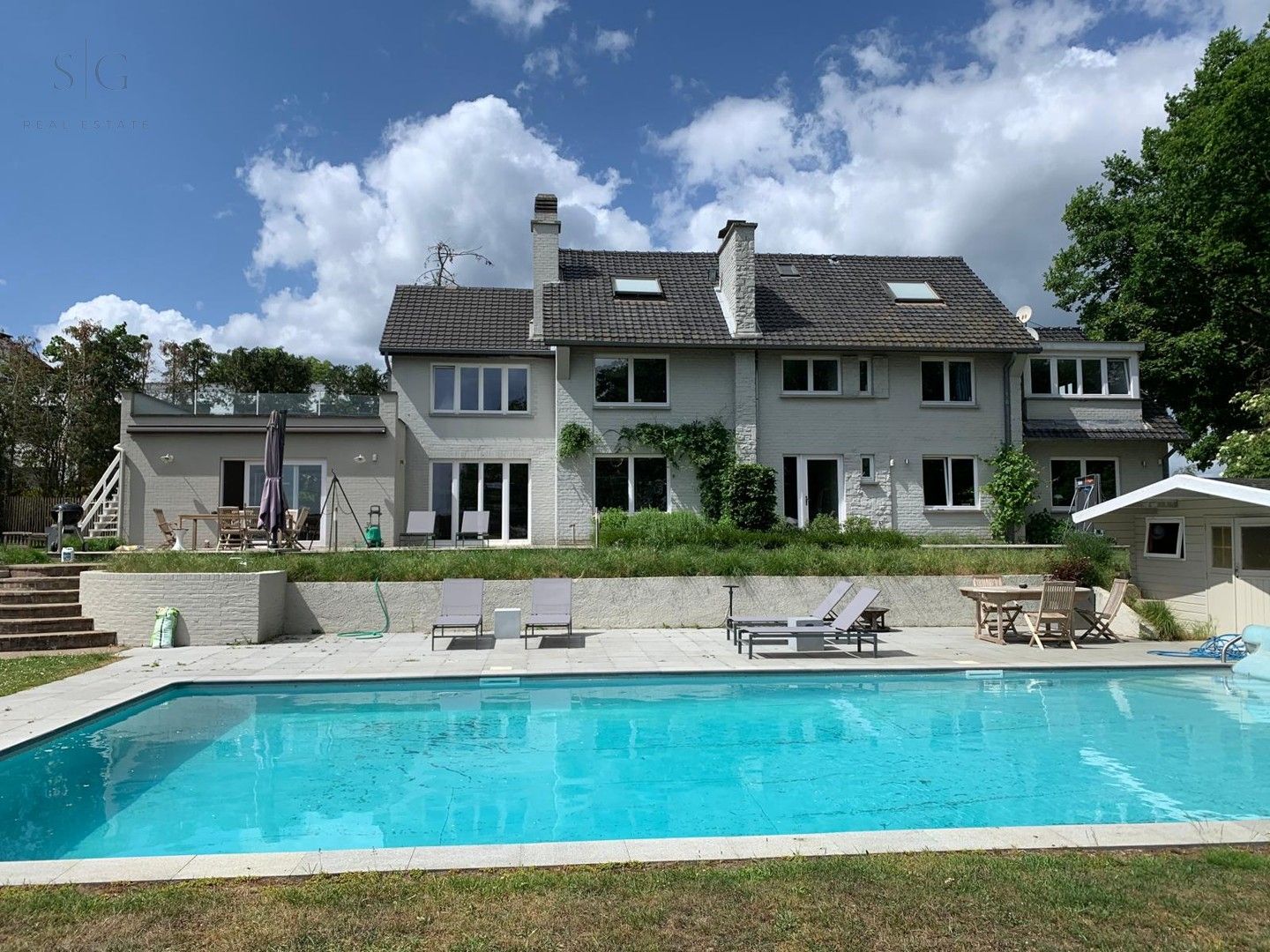 Hoofdfoto van de publicatie: Exclusieve Villa te Koop in Lasne – Panoramisch Vergezicht & Verwarmd Zwembad